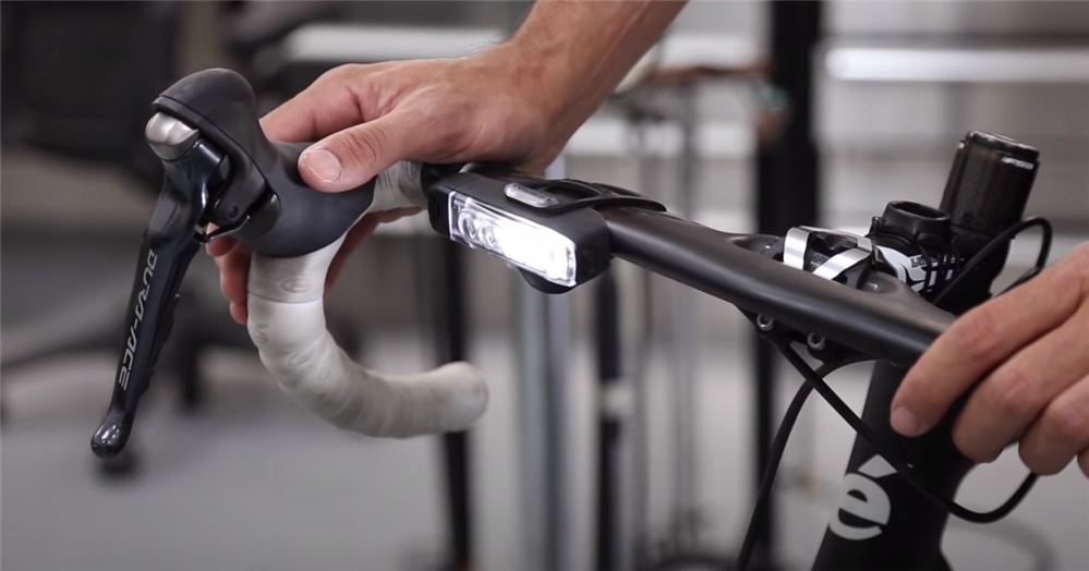 LEZYNE STRIP DRIVE Lampka Przednia 400 Lumenów Stan opakowania oryginalne