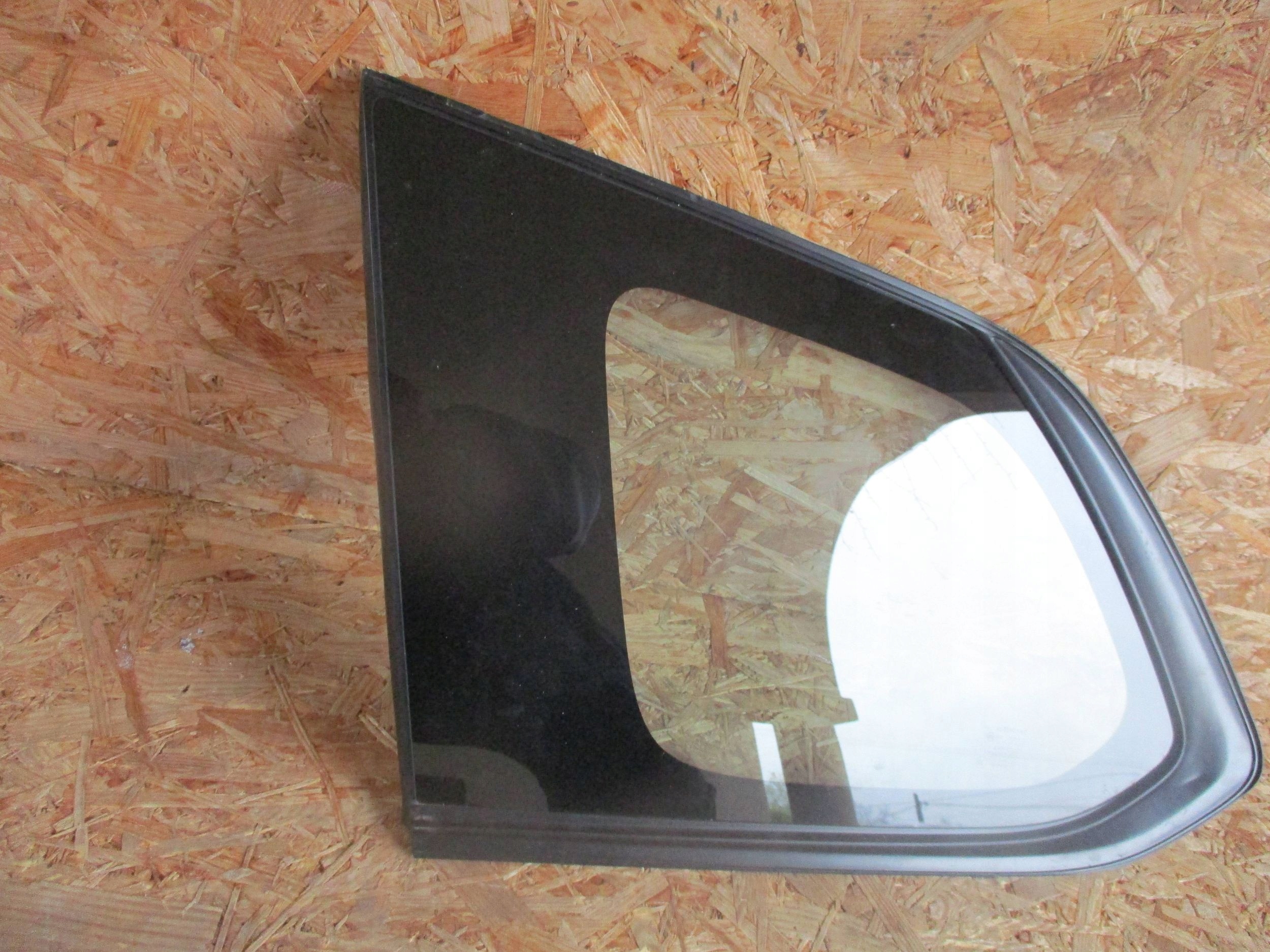 vitre aile gauche MITSUBISHI OUTLANDER III