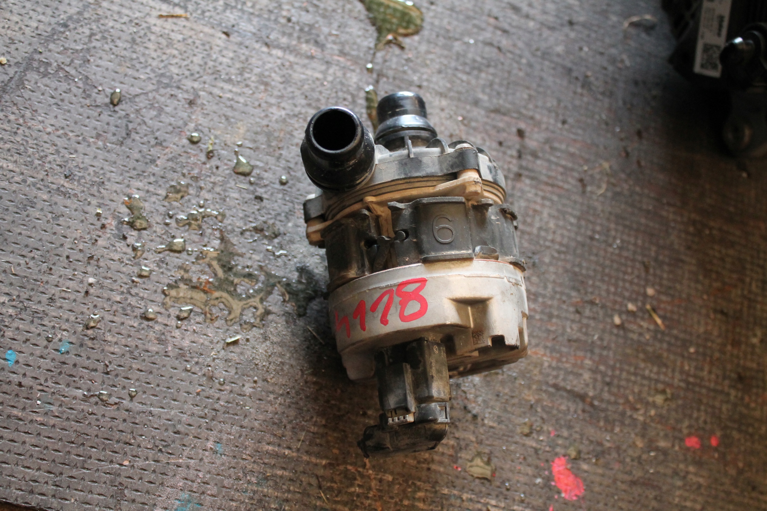 4118. water pump BMW 5A30243