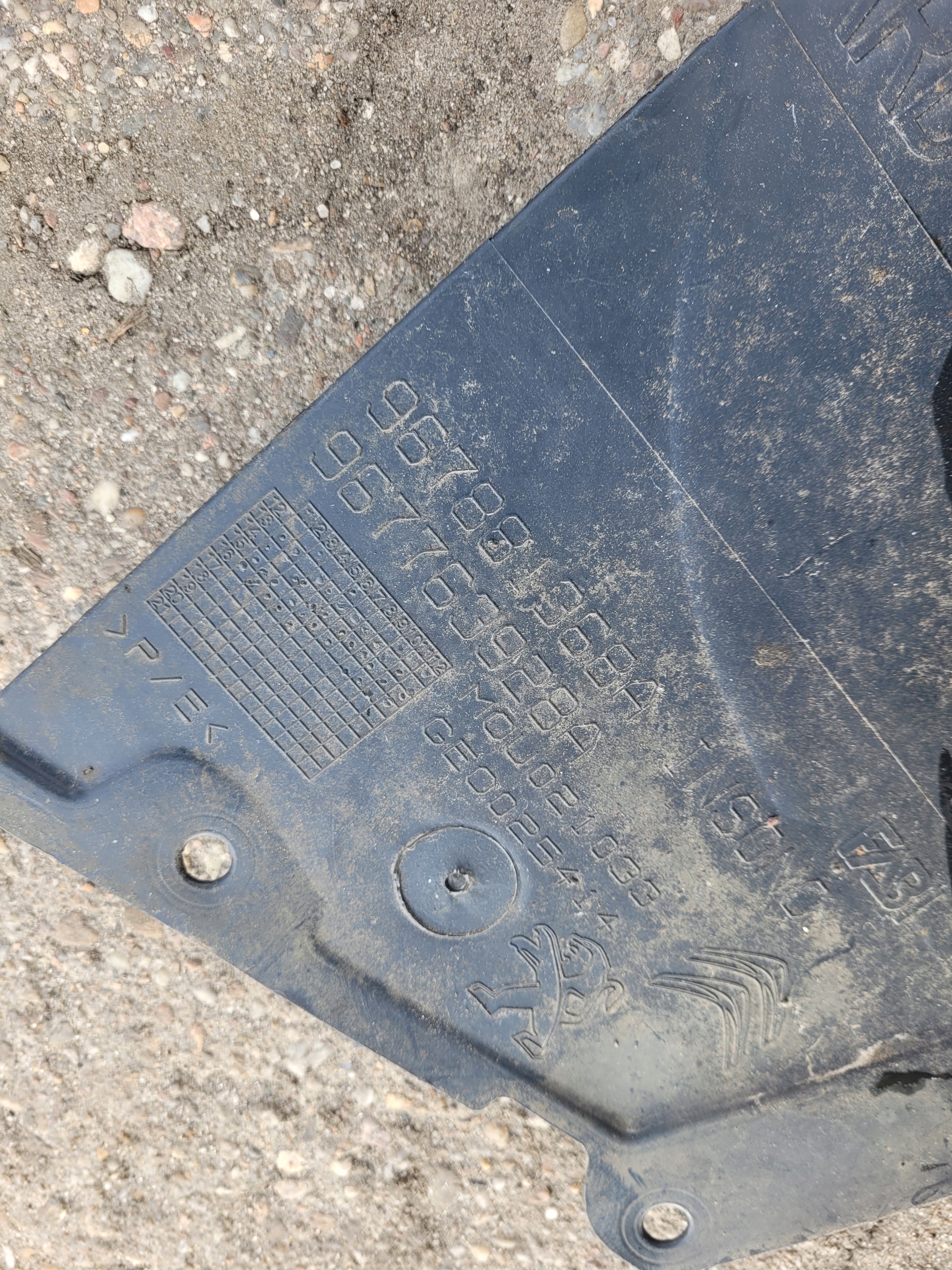mudguard rear. rear part right PEUGEOT 2008 and