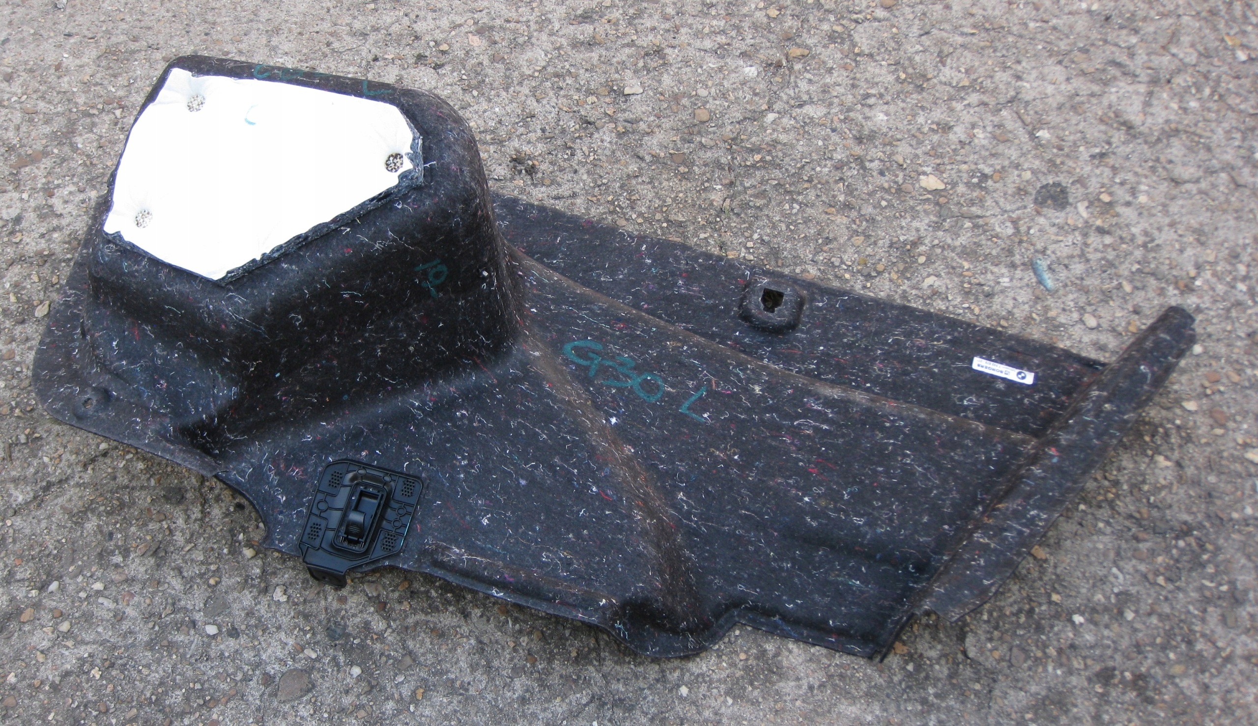 BMW 5 G30 3.0D 19R boot upholstery left rear part 7942875
