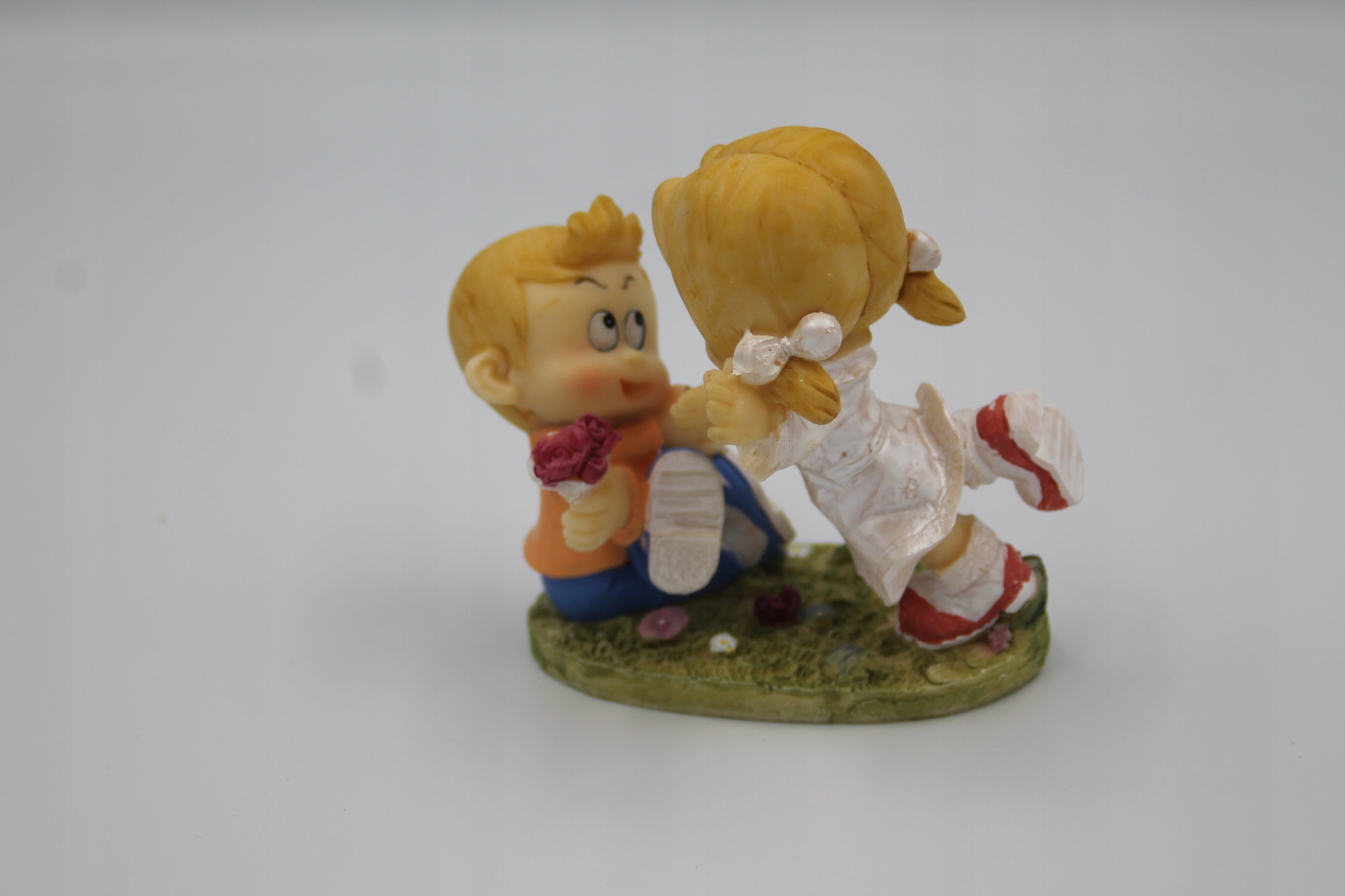

Porcelanowa dekoracja figurka pięknie zdobiona