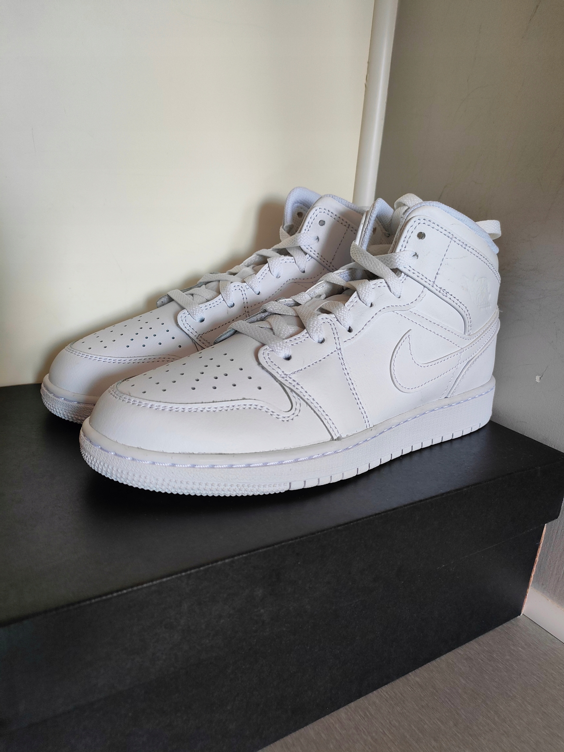 期間限定セール♪NIKE☆AIR JORDAN 1☆MID★WHITE★23cm NIKE AIR JORDAN 1 RETRO MID TRIPLE WHITE 2.0