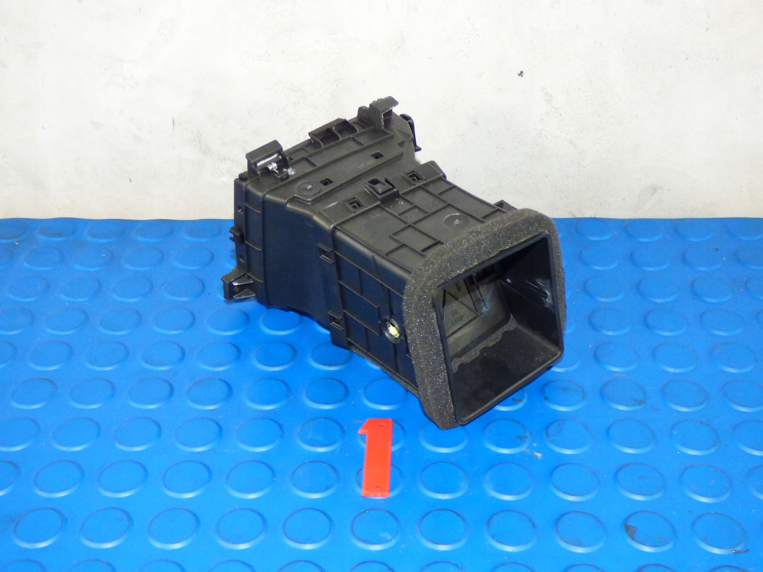 grid air conditioning devices left right the centre KIA CEED III