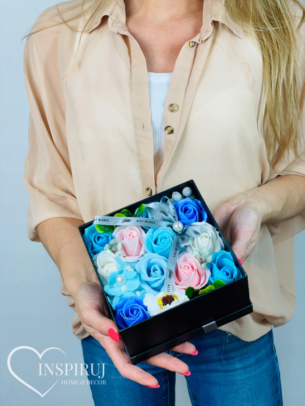 FLOWERBOX Z KWIATAMI MYDLANYMI PREZENT UPOMINEK WIECZNE RÓŻE MYDLANE KWIATY Wysokość 15 cm