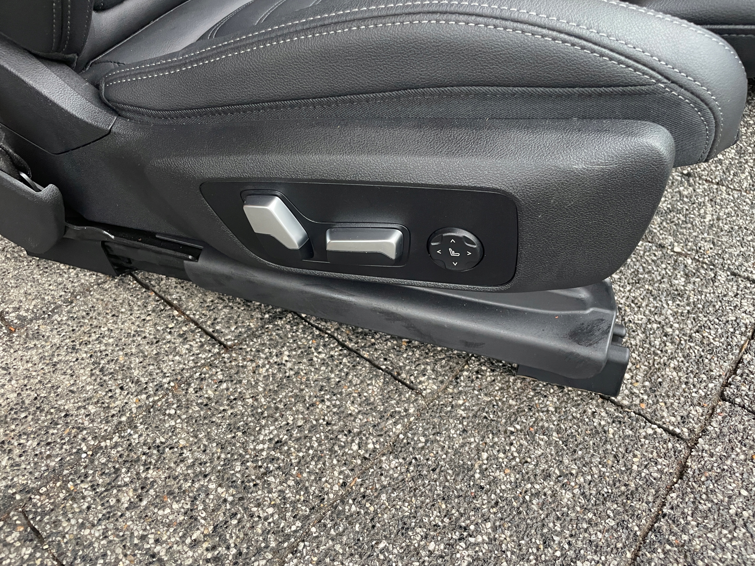 BMW G26 I4 кресла диван бочки обивка