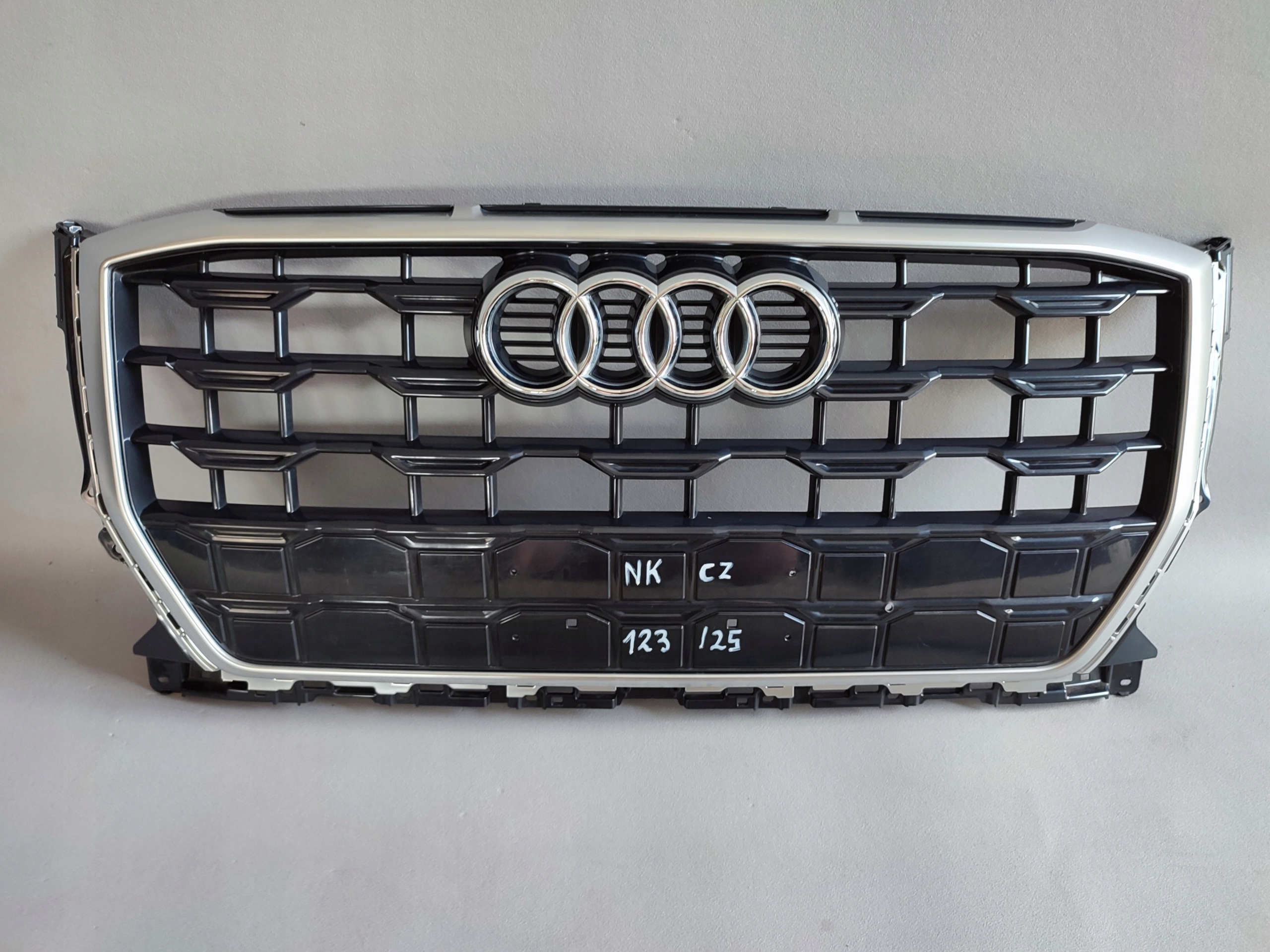 AUDI Q2 81A GRILL ATRAPA 81A853651H CAŁY