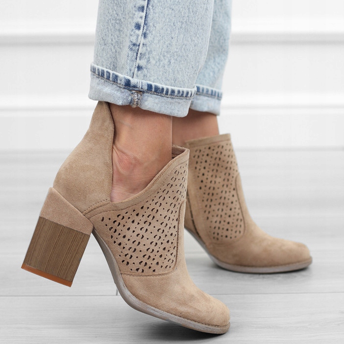 Béžové dámské kotníkové boty s prolamovaným semišovým podpatkem, pohodlný, elegantní sloupek
