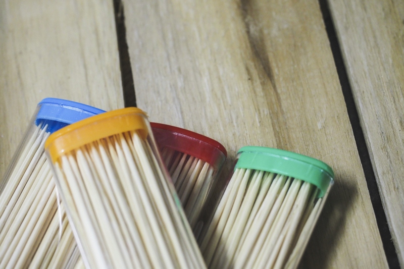 Wykałaczki w pudełeczku 50 szt. mix kolorów Rodzaj wykałaczki