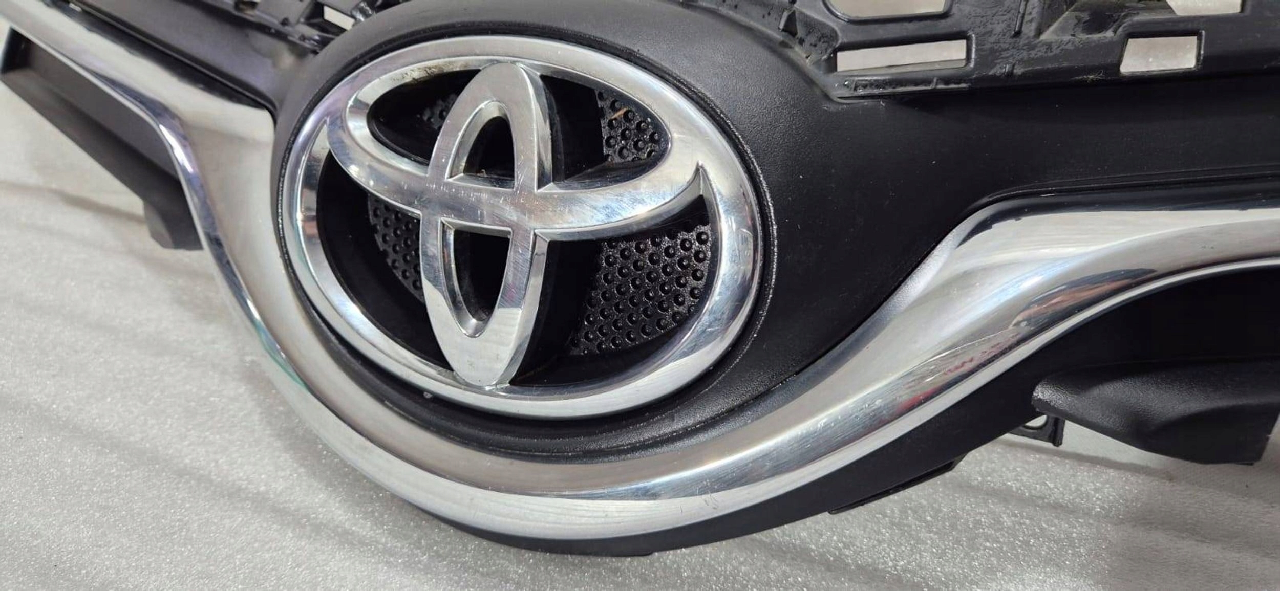 Toyota Yaris I P1 Kühlergrill FRONTGRILL Kühlergitter - Thumbnail 2