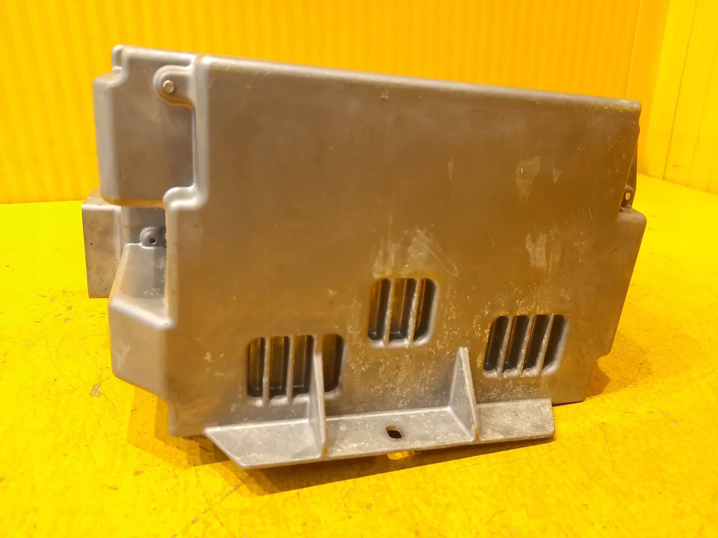 Porsche Cayenne 7P FALOWNIK PRZETWORNICA NAPIĘCIA 7P0010697D Numer katalogowy części 7P0010697D