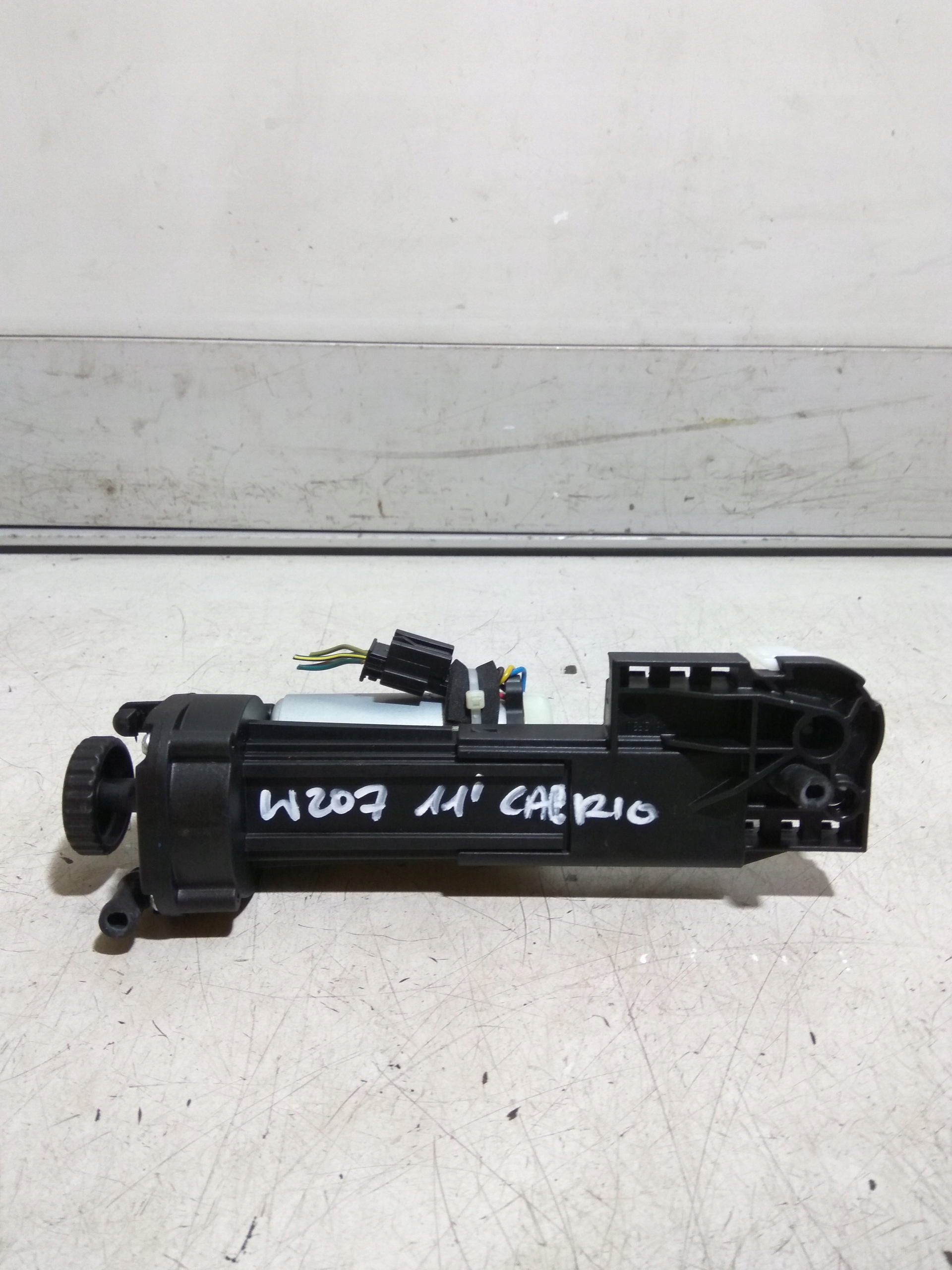 MERCEDES W207 CABRIO SILNICZEK WINDSHOT