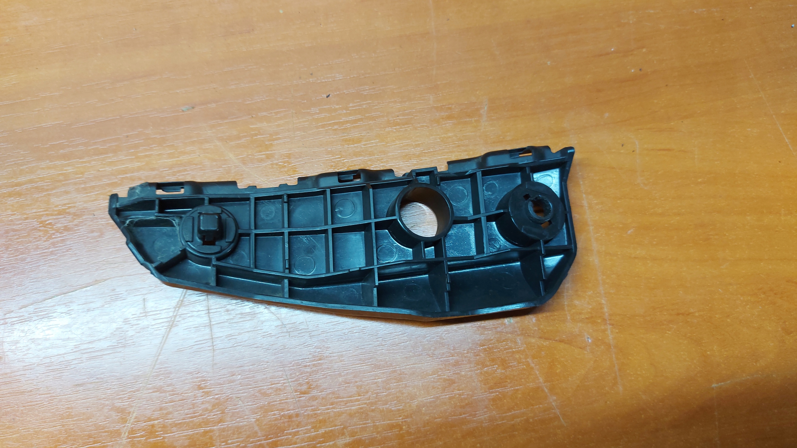 bumper bracket left front TOYOTA AURIS and 06-12