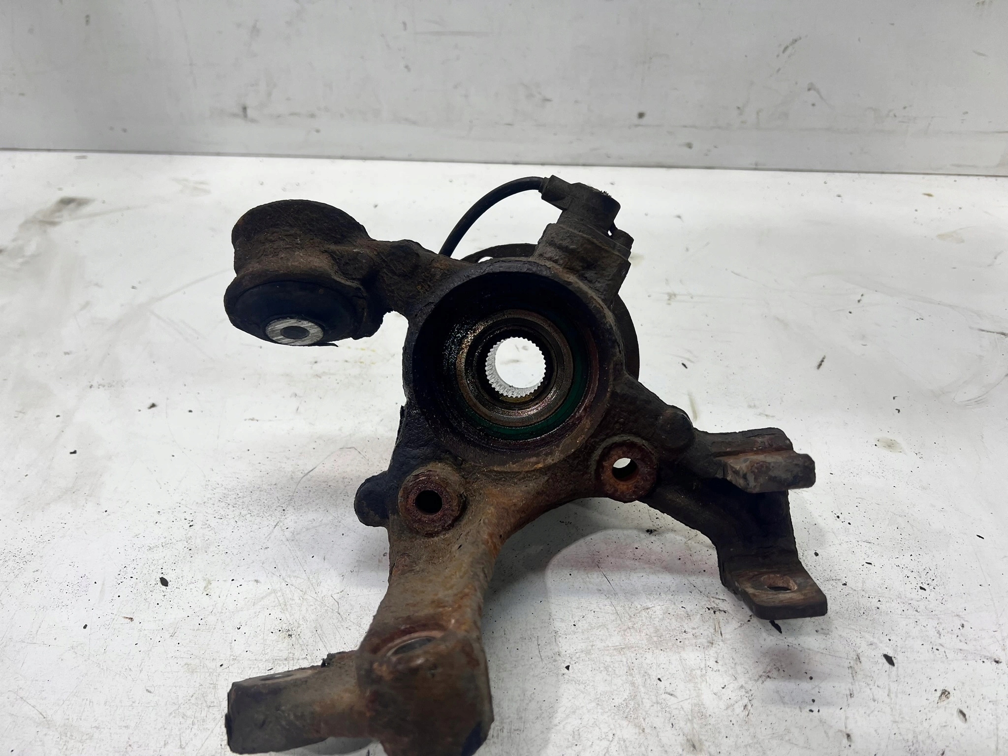 otoč čepu pravý záď AUDI A4 B7 8E0505432AL