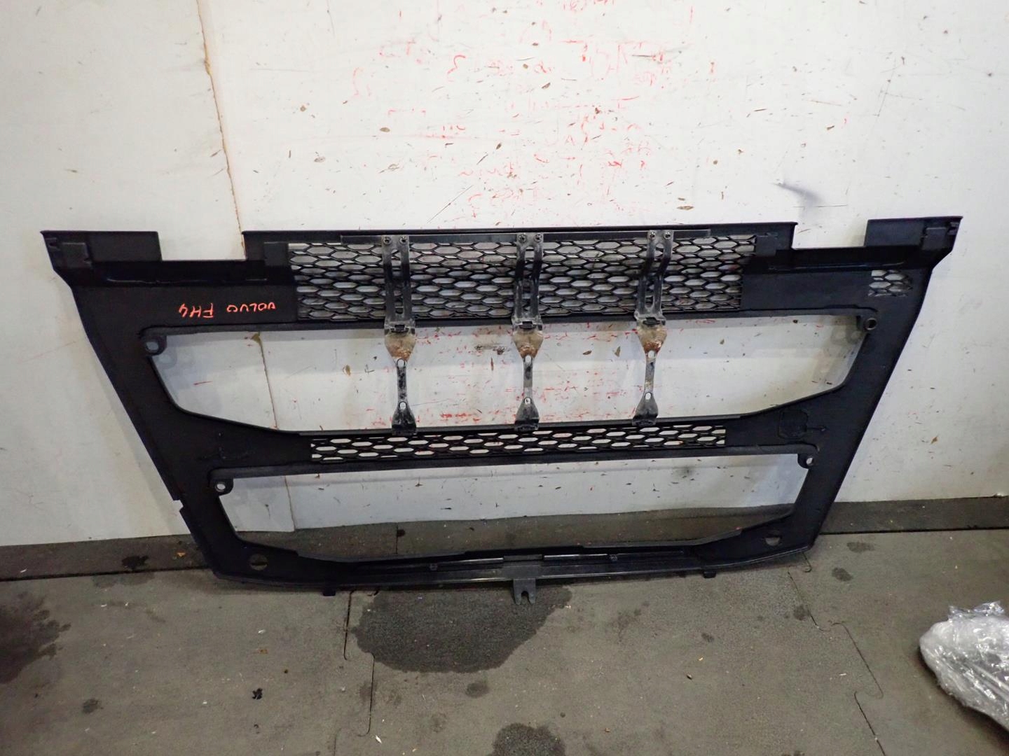 Atrapa VOLVO FH4 82491908 Producent części Volvo OE