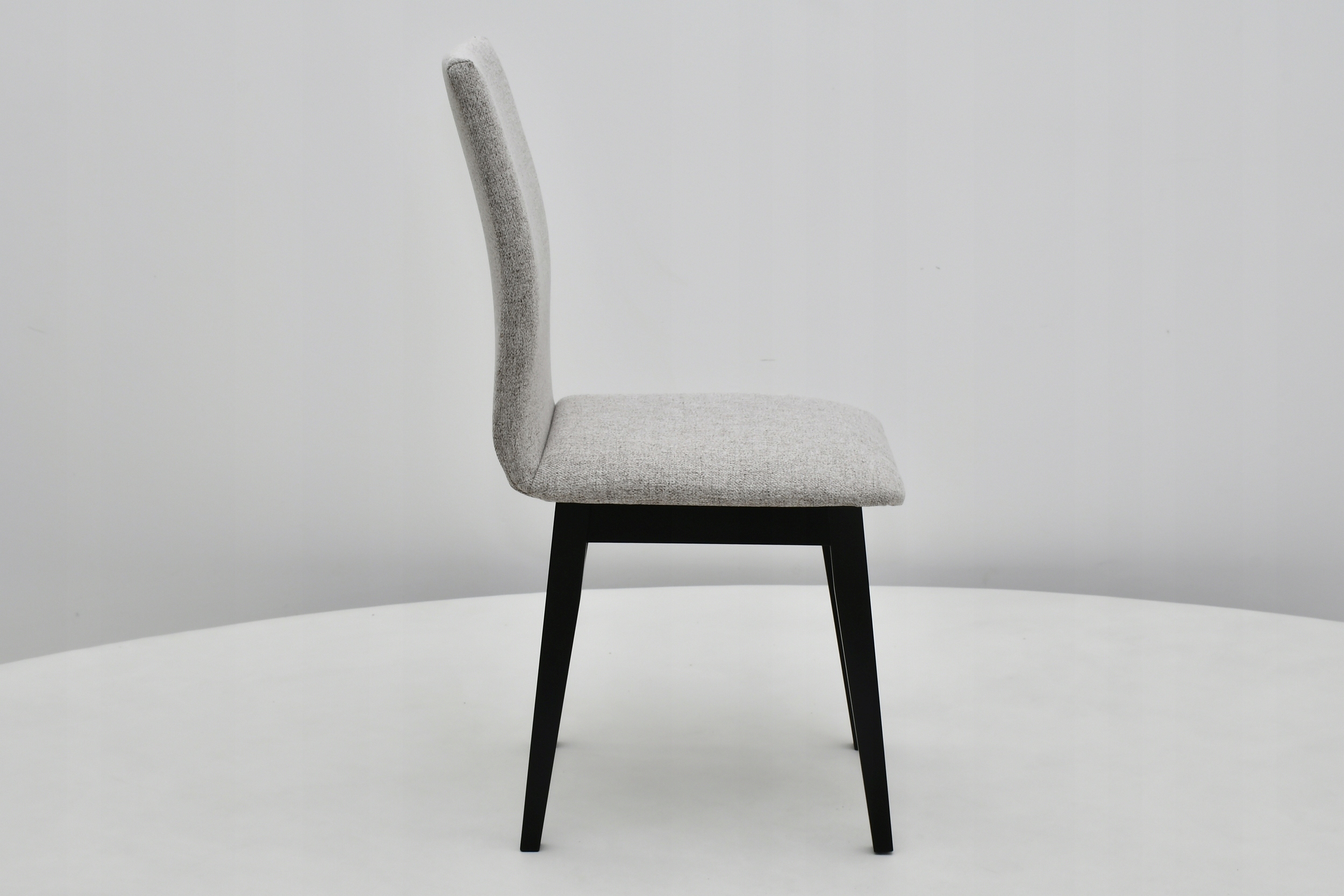 Profilowane, w pełni tapicerowane krzesła, stół Kolor korpusu krzesła czarny