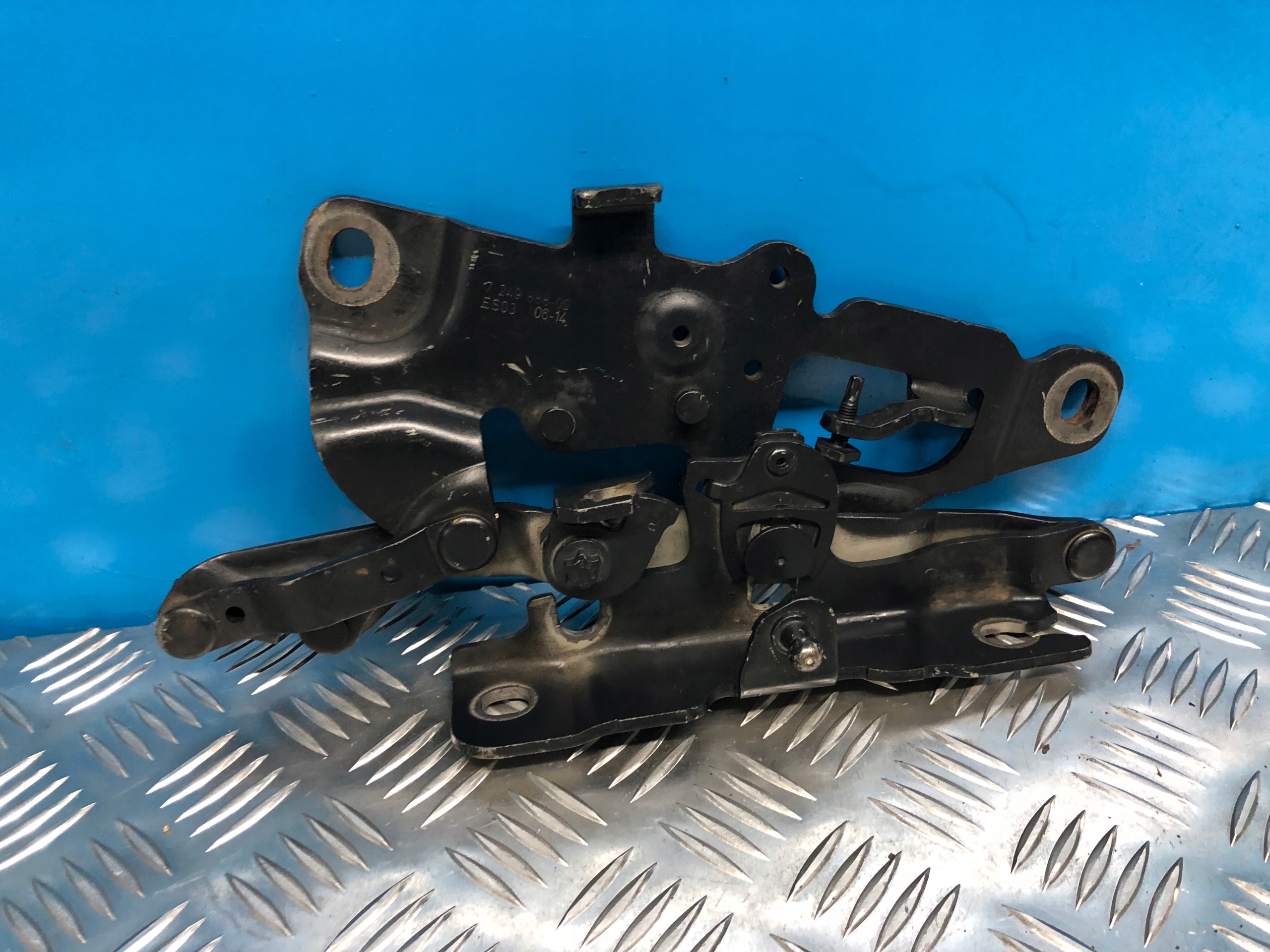 BMW F10 F11 петля капота ліва 7249888