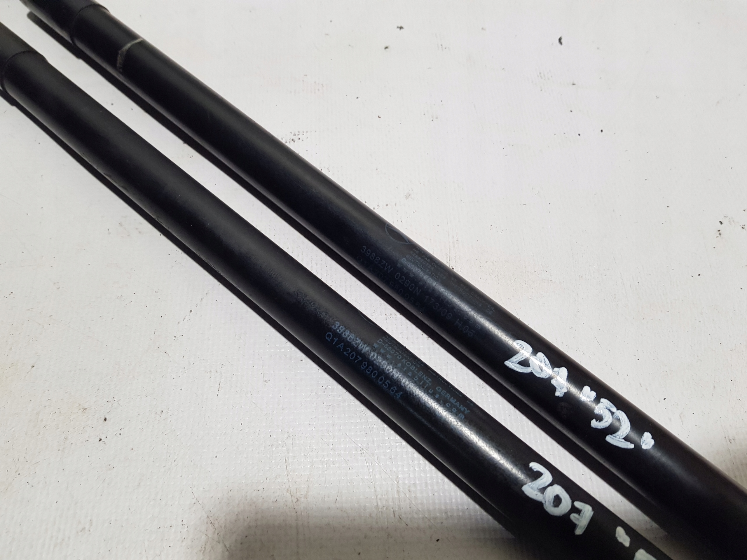 MERCEDES W207 SILOWNIKI bonnets KOMPLET 2079800564