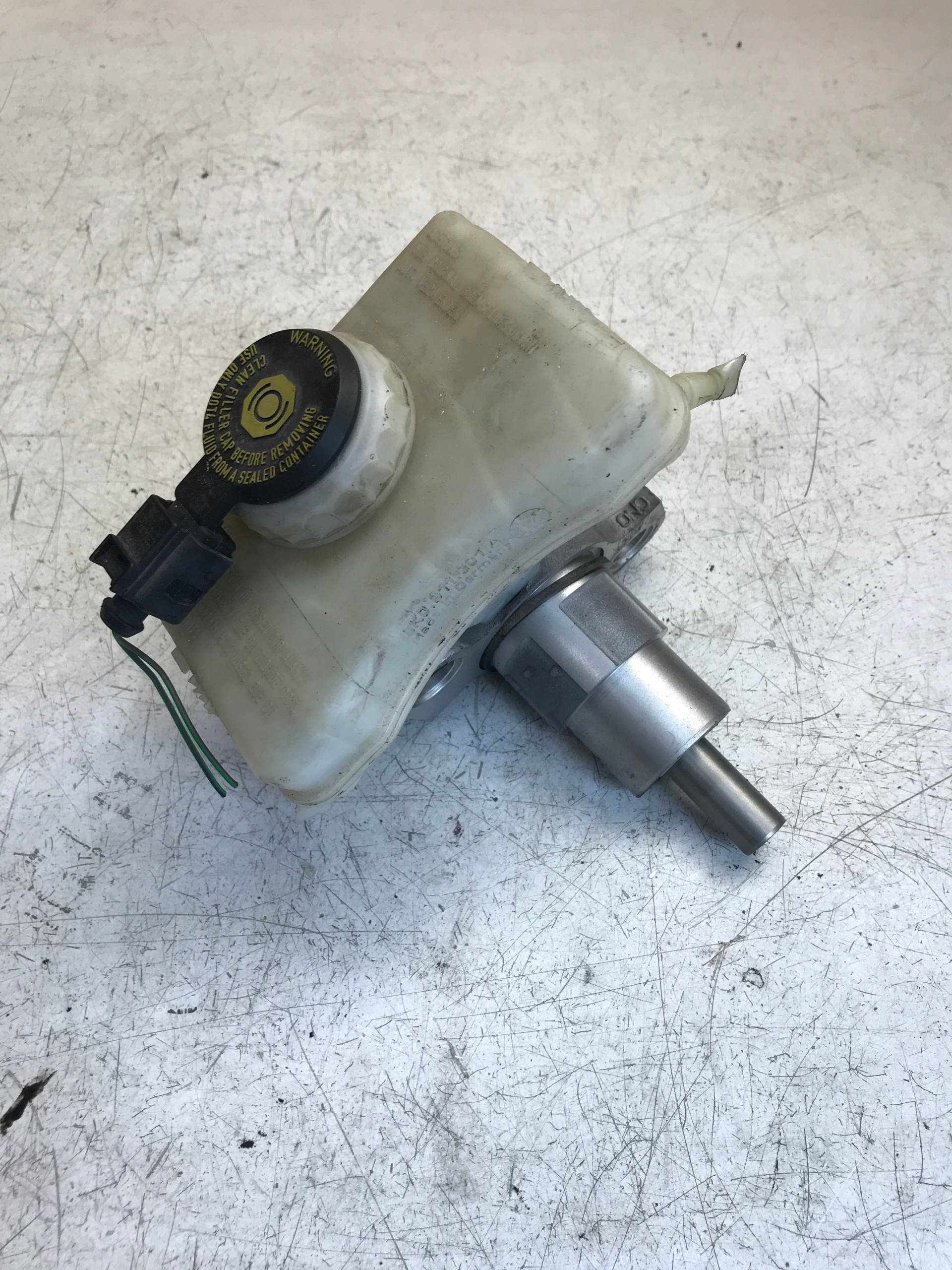 brake booster tank A4 B8 A5 8K0611301A