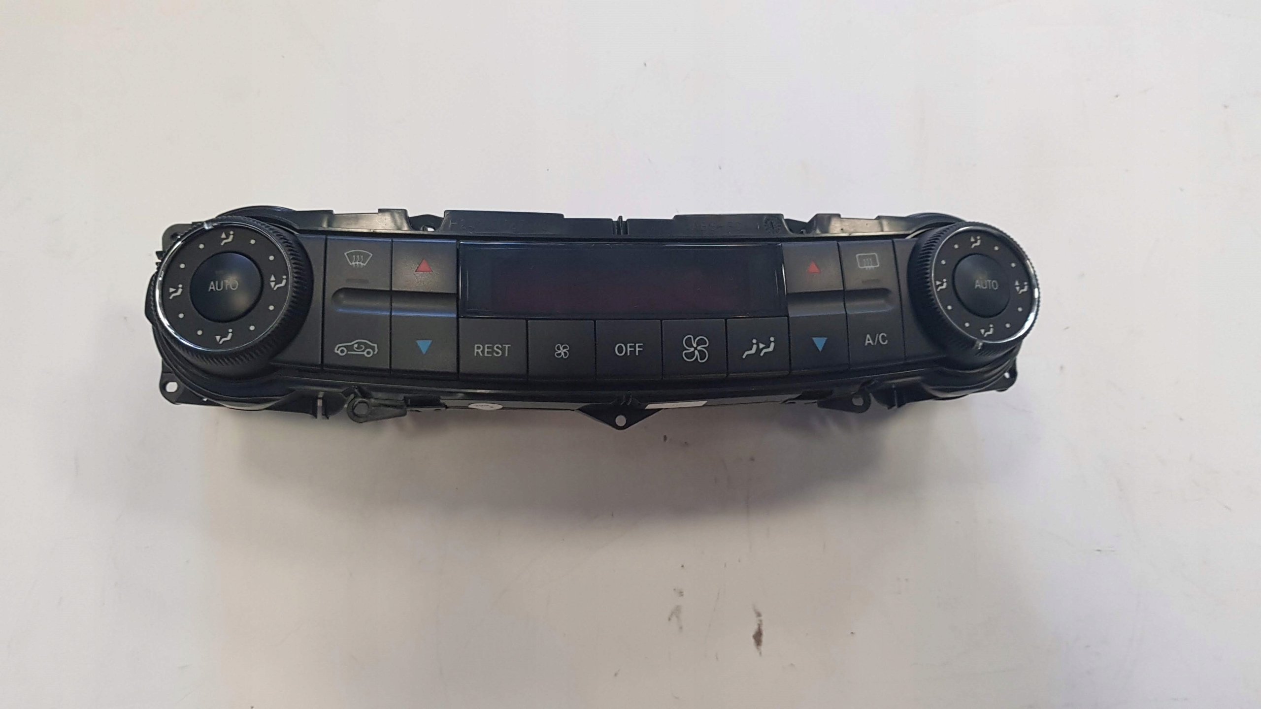 MERCEDES панель кондиционера W211 W219 2118302385
