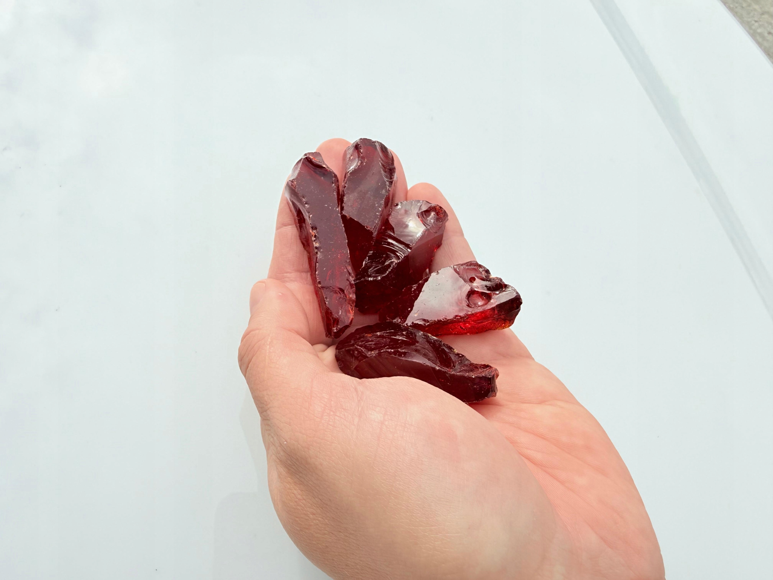 Dekoratívne červené sklenené kúsky láva 2-5 cm kamienky 10 kg