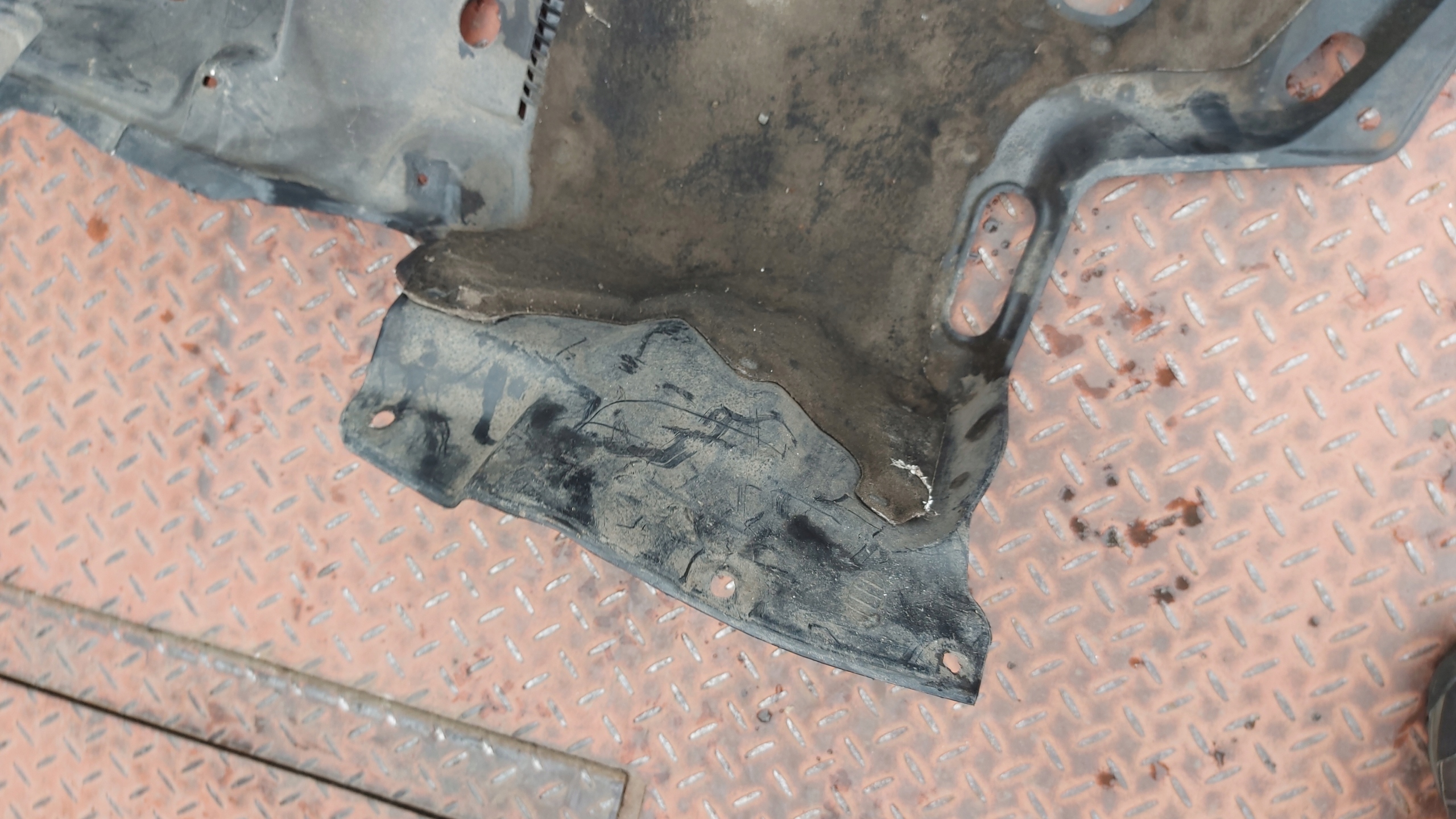 motor cover lower left TOYOTA COROLLA VERSO 04
