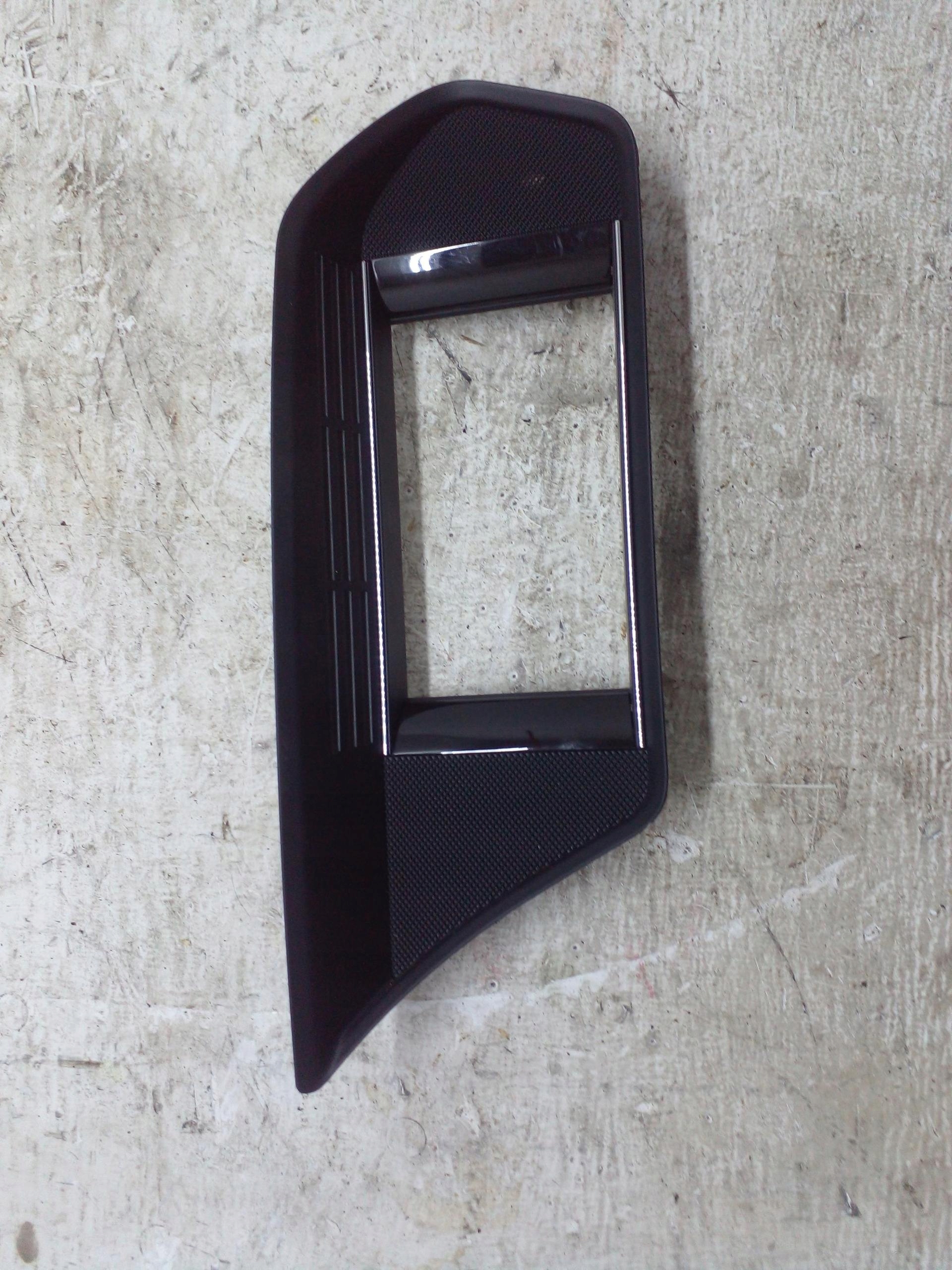 RAMKA OSŁONA WYŚWIETLACZA MERCEDES E-KLASA W207