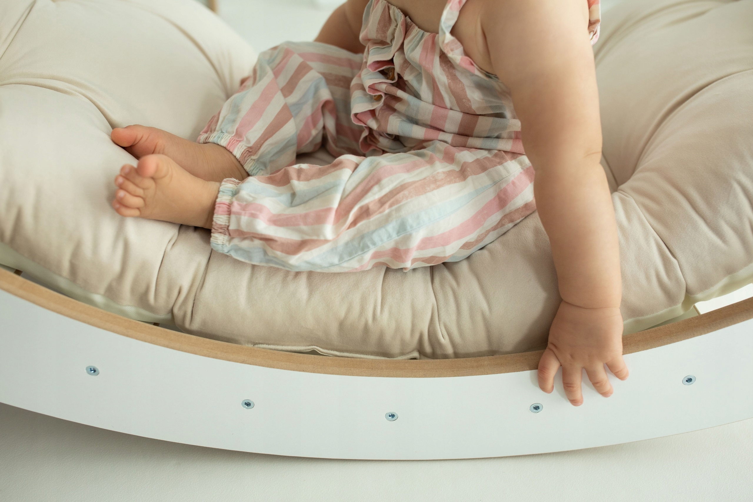 Drewniany Bujak Montessori L dla Dziecka Malucha +Poduszka Welurowa j.szary Rodzaj bujaki