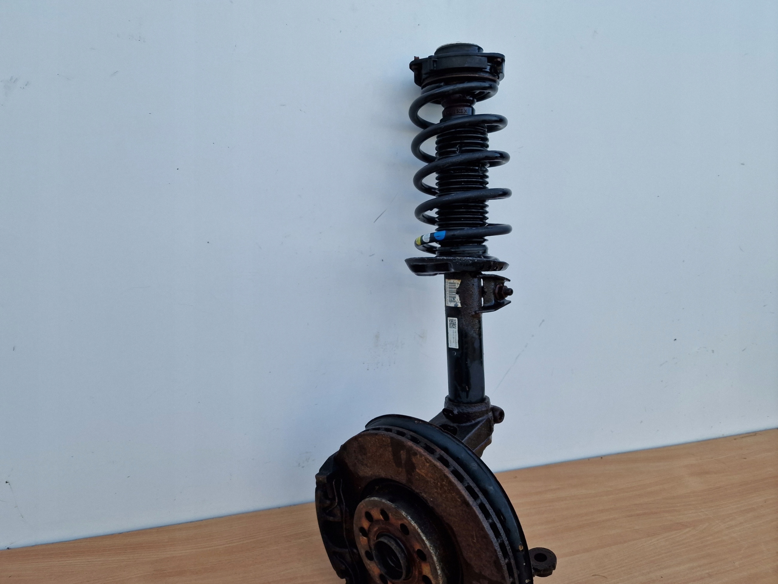 VW CADDY levý tlumič předek otoč čepu