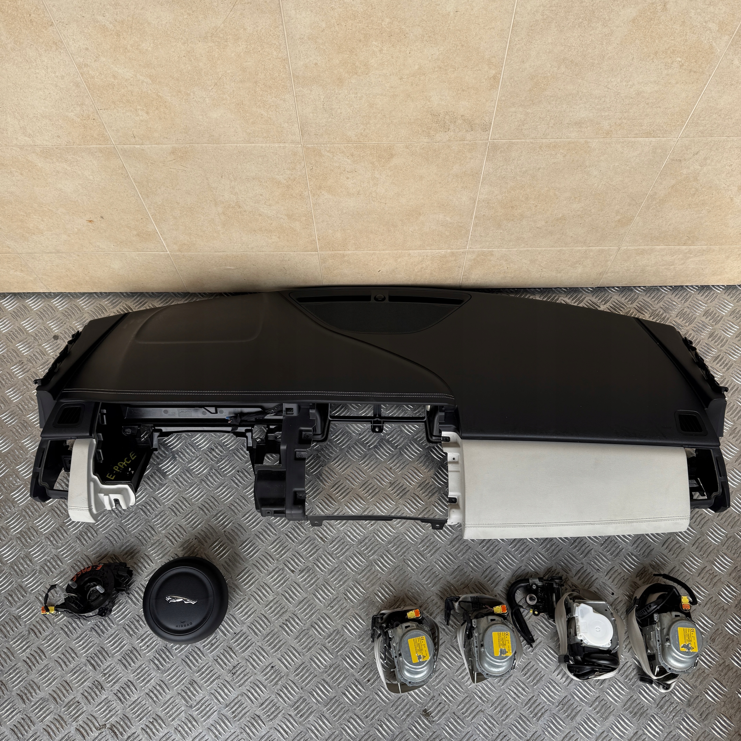 dashboard complete airbag console tension belts cockpit JAGUAR E-PACE 2018 ROK BIALA