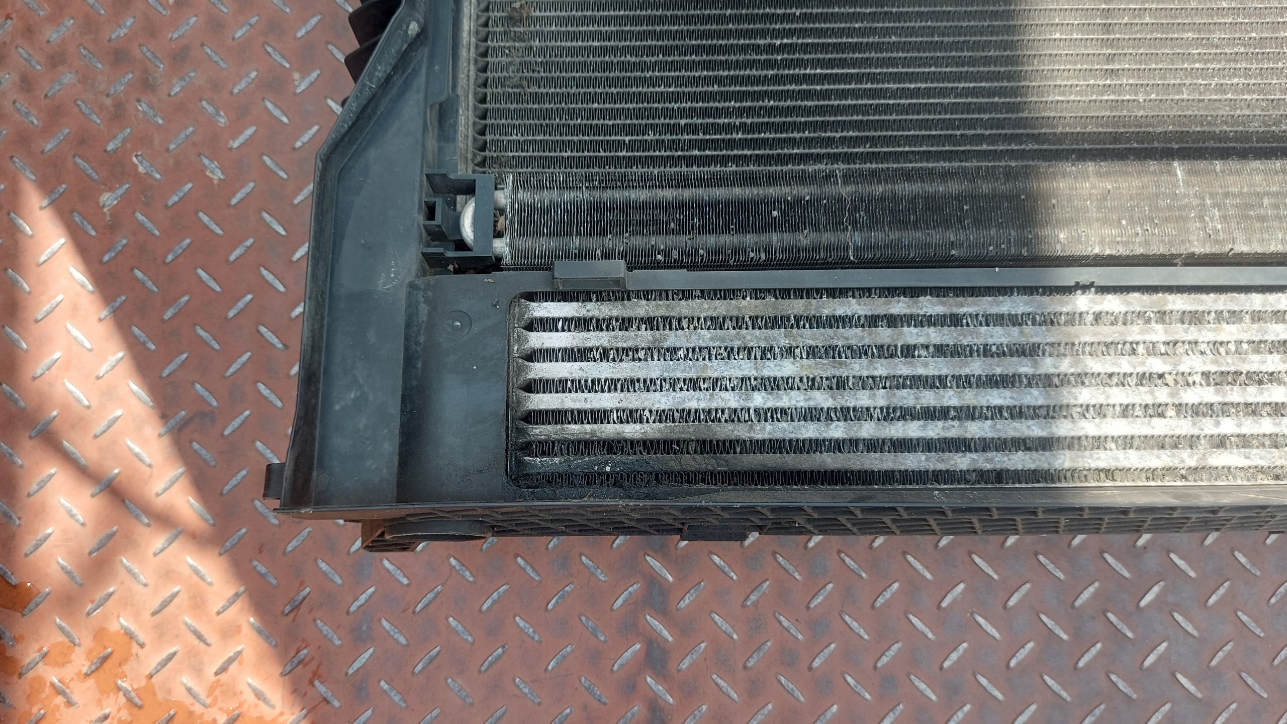 chladič vody BMW E60 E61 525D 177KM 04