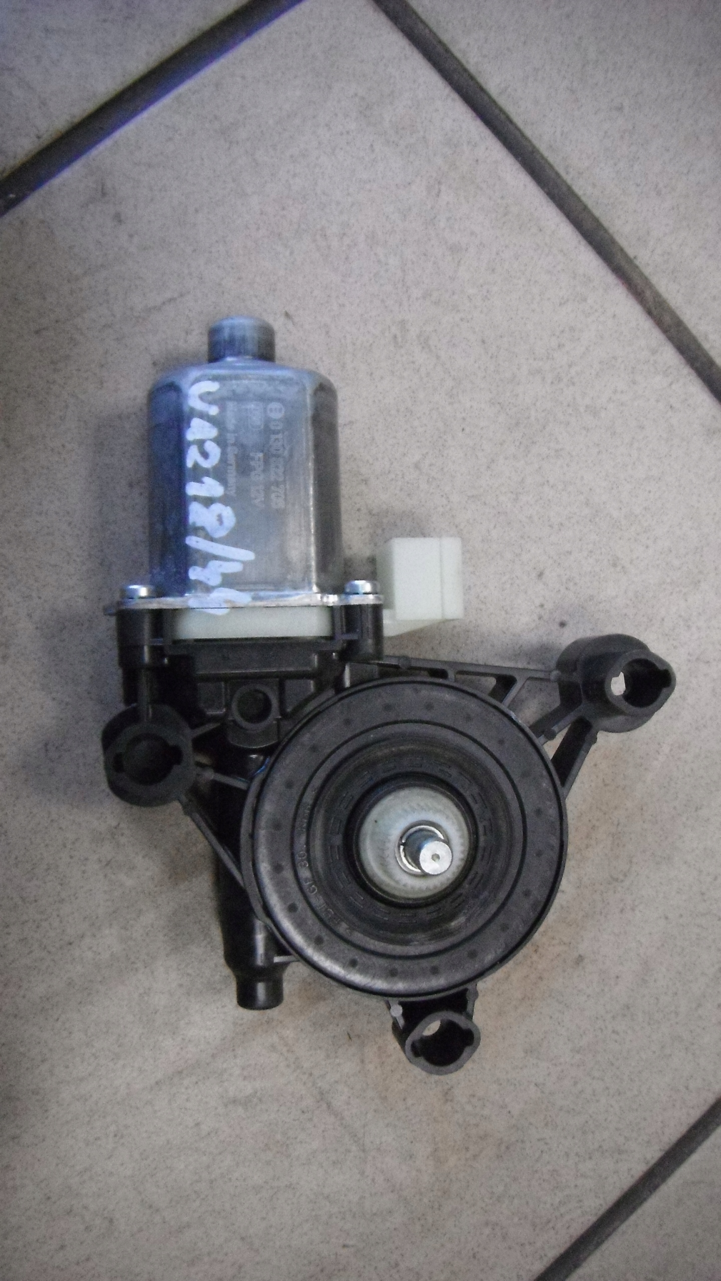 AUDI A4 8W SILNICZEK SZYBY LEWY PRZOD 0130822705