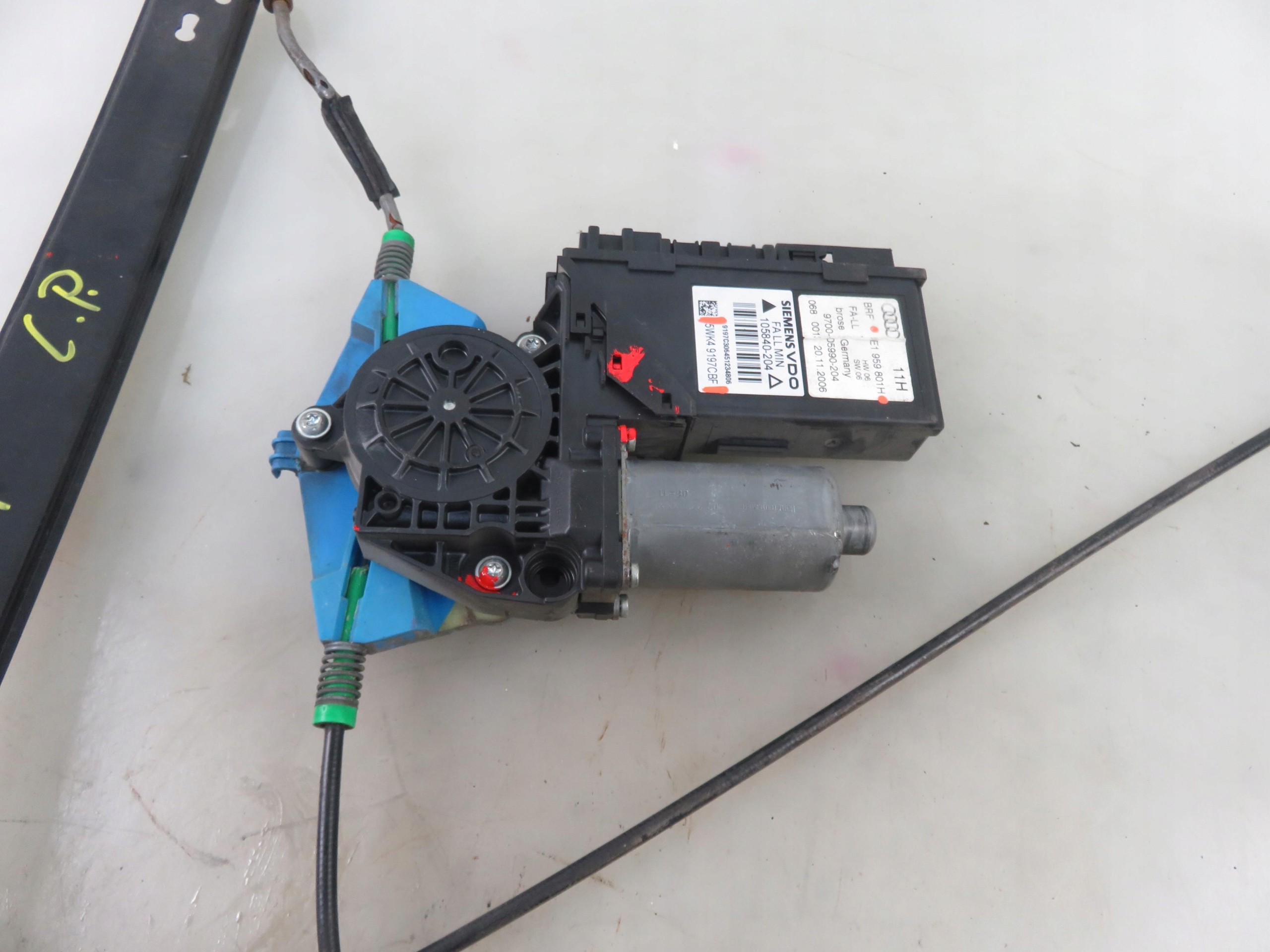 PODNOŚNIK SZYBY LEWY PRZEDNI AUDI A4 B7 8E1959801H 5WK49197CBF Producent części Siemens