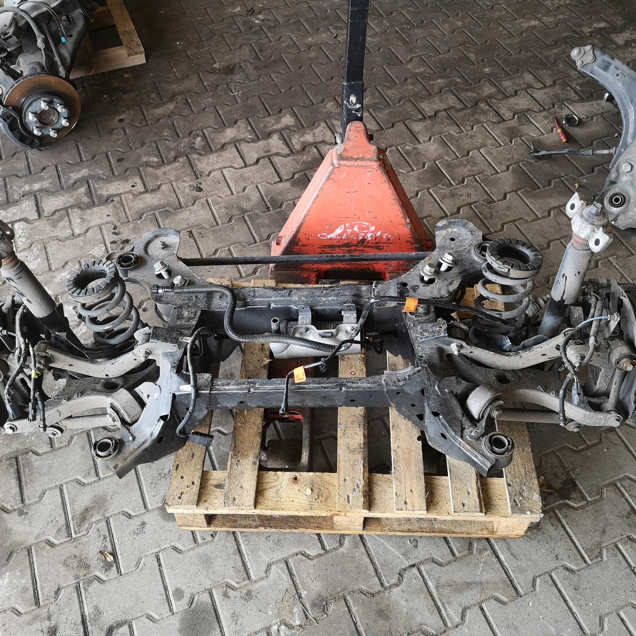 MONDEO MK5 ZAWIESZENIE TYL OŚ ZWROTNICA 1.5 ECO