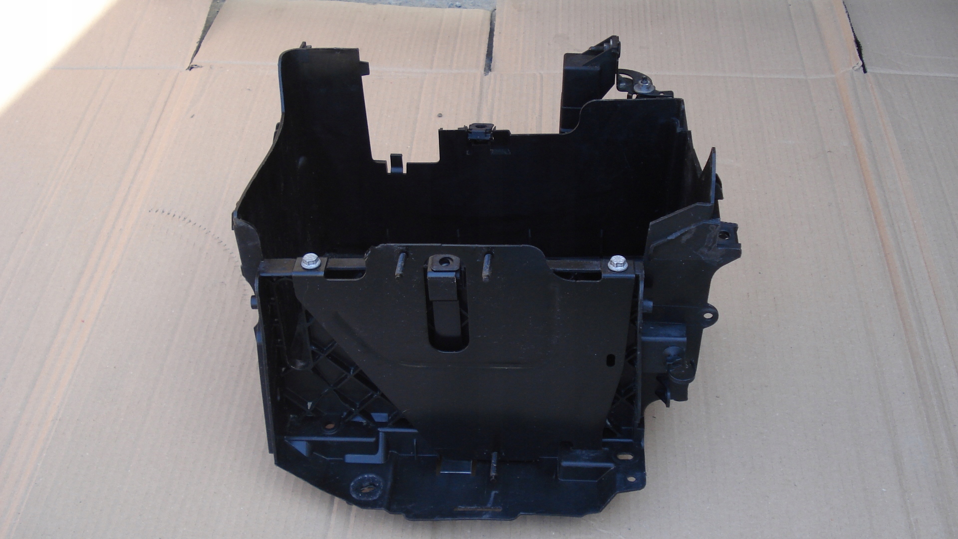 Obudowa podstawa akumulatora T06009A180 Renault Trafic III 1.6DCI Numer katalogowy części T06009A180