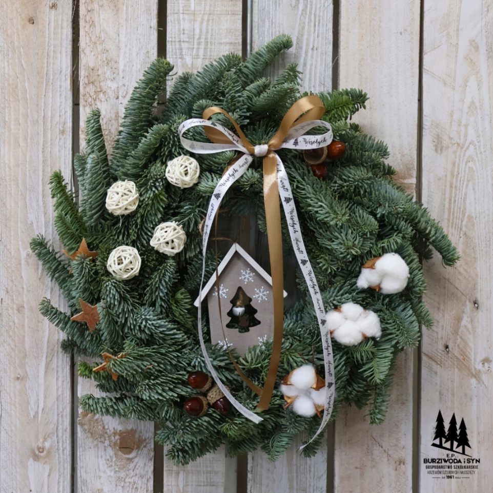 Vánoční věnec z jedle nobilis s bavlnou, domečkem a žaludy