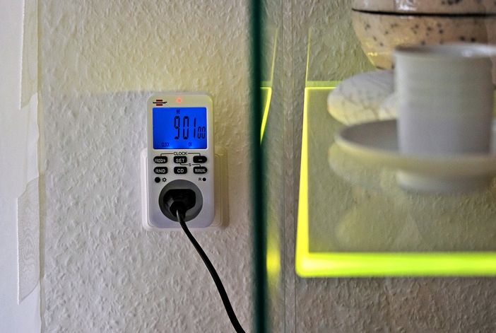 PROGRAMATOR CZASOWY WŁĄCZNIK CYFROWY TIMER LCD 10 PROGRAMÓW Z UZIEMIENIEM Informacje o bezpieczeństwie CE