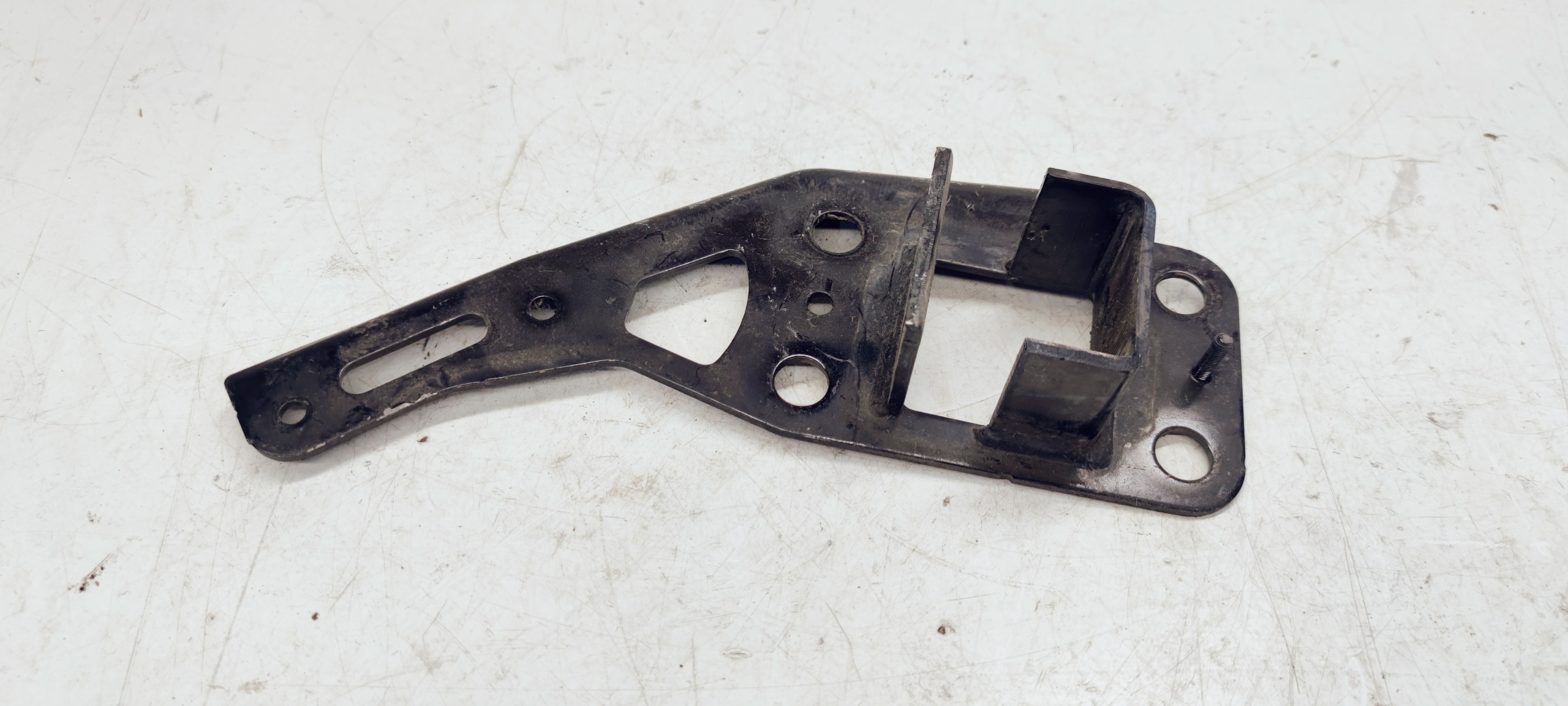 holder STREFY ZGNIOTU right AUDI A6 4F0805500B