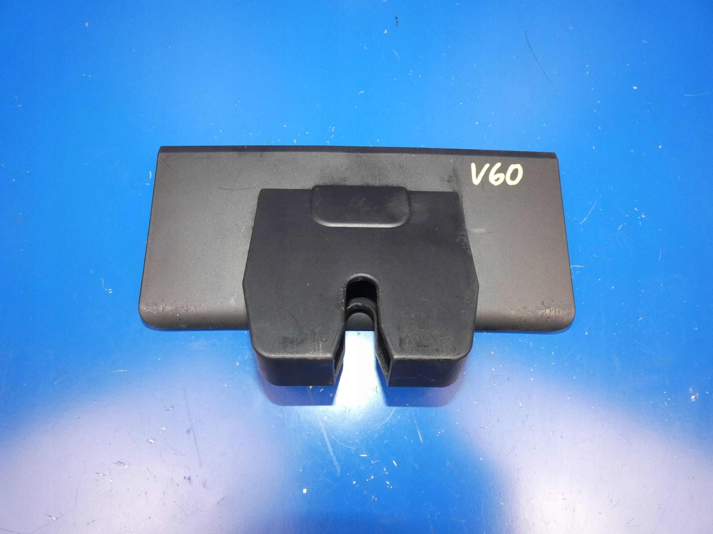 VOLVO V60 S60 II OSŁONA OBUDOWA ZAMKA KLAPY