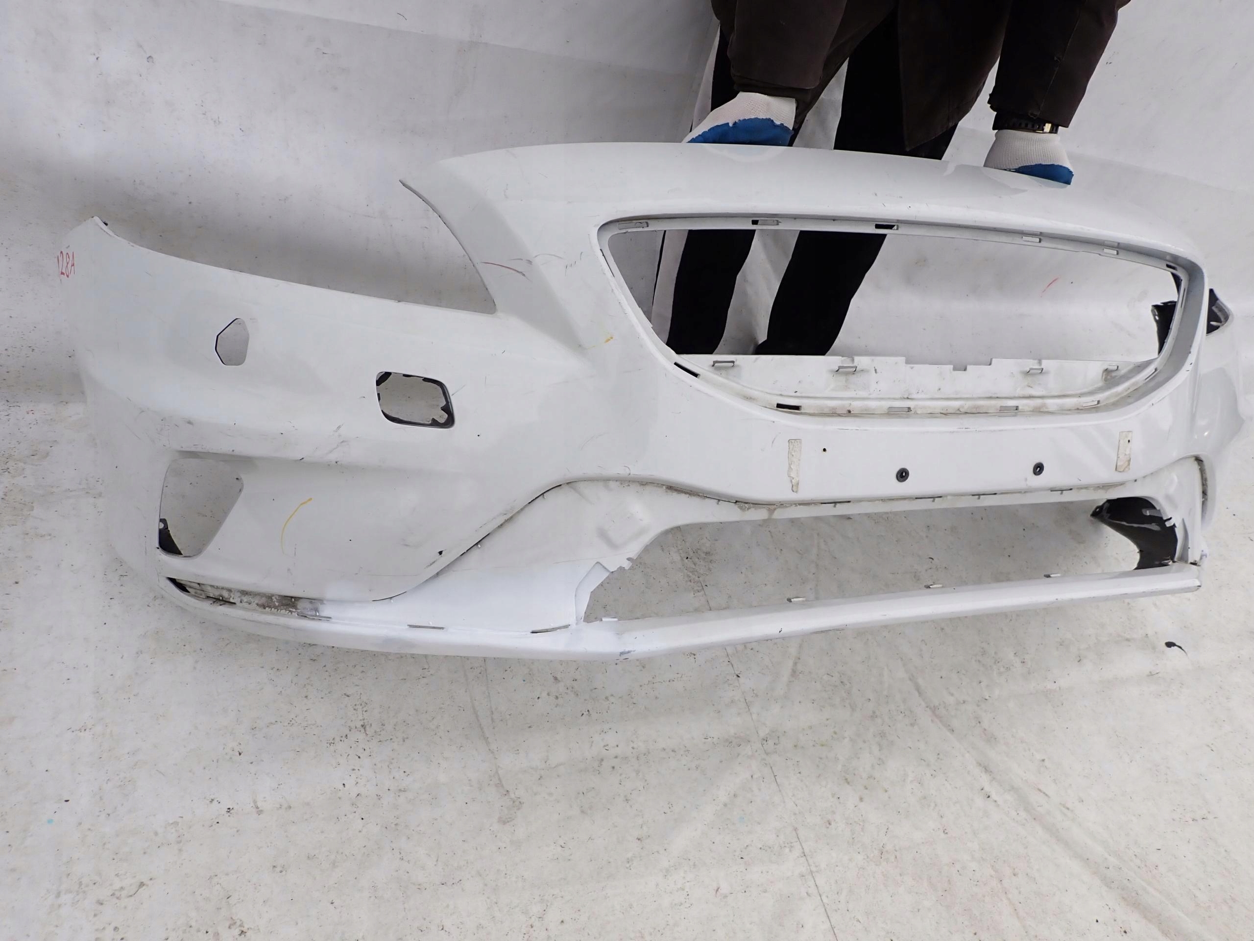 VOLVO V40 R-design 12-19 bumper front washer PDC