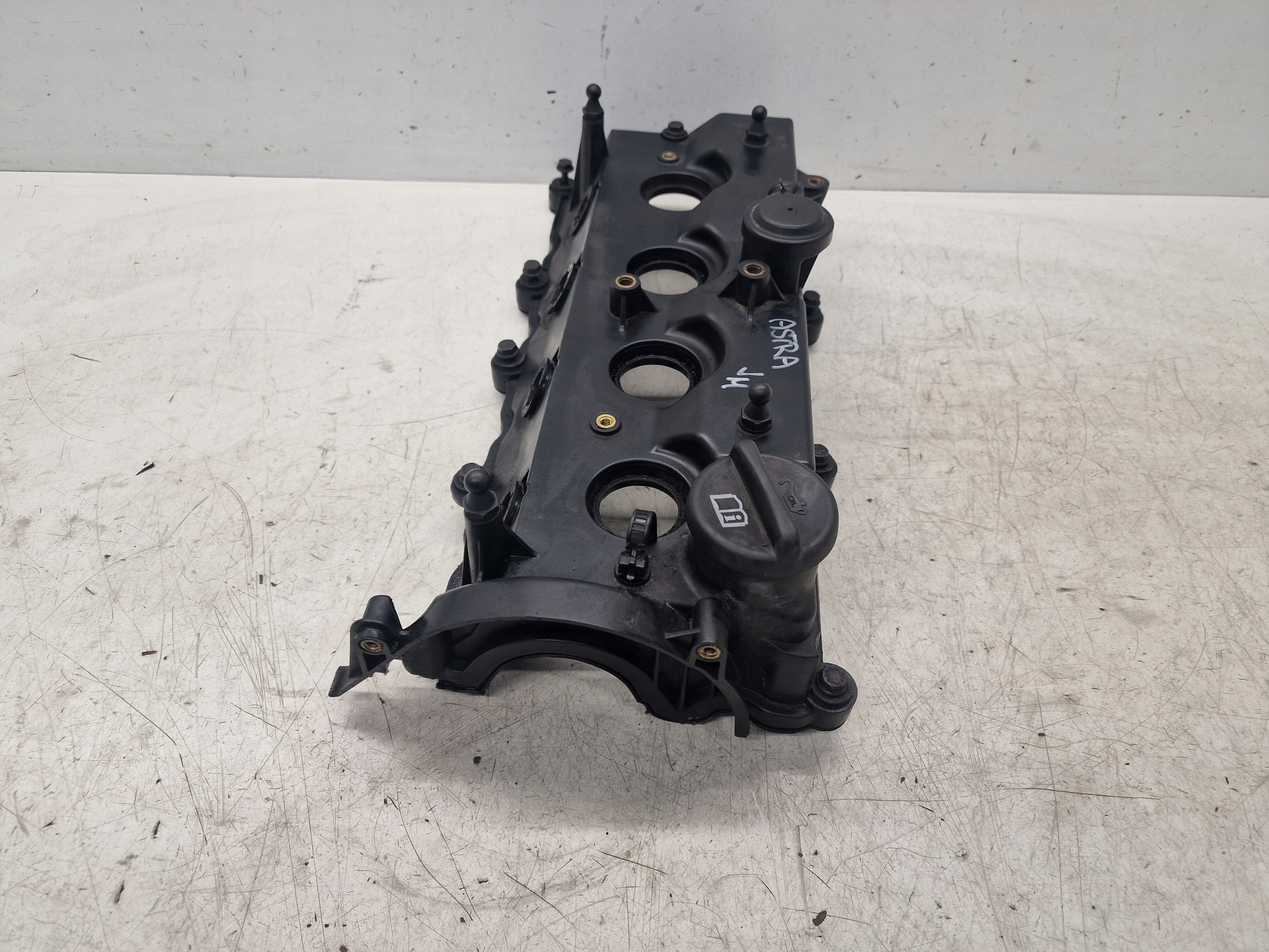 Abdeckung der Ventile Opel Astra J