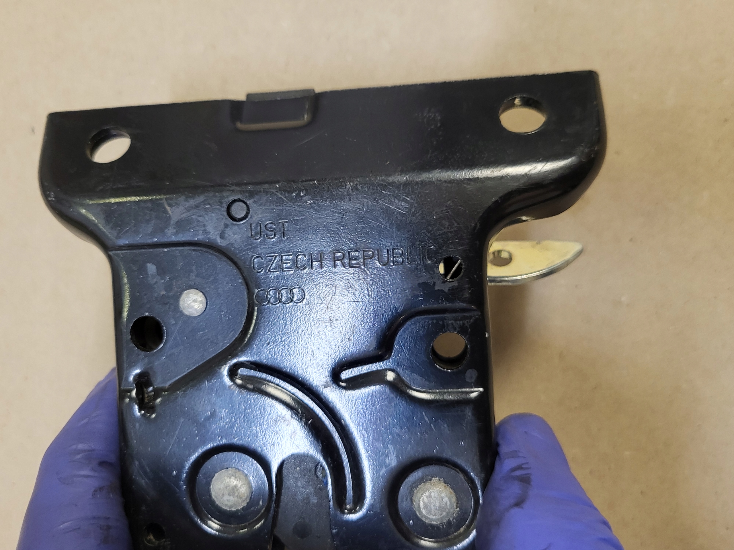 lock bonnet boot rear part AUDI A6 C5 AVANT KOMBI OE 4B9827505N