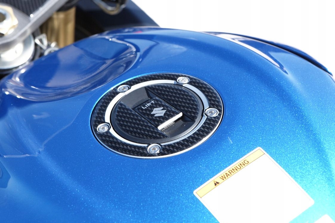 NAKLEJKA NA KOREK WLEWU PALIWA SUZUKI GSF GSX GSX-R SFV SV ORYGINAŁ Numer katalogowy części 990D0-47H06-CRB