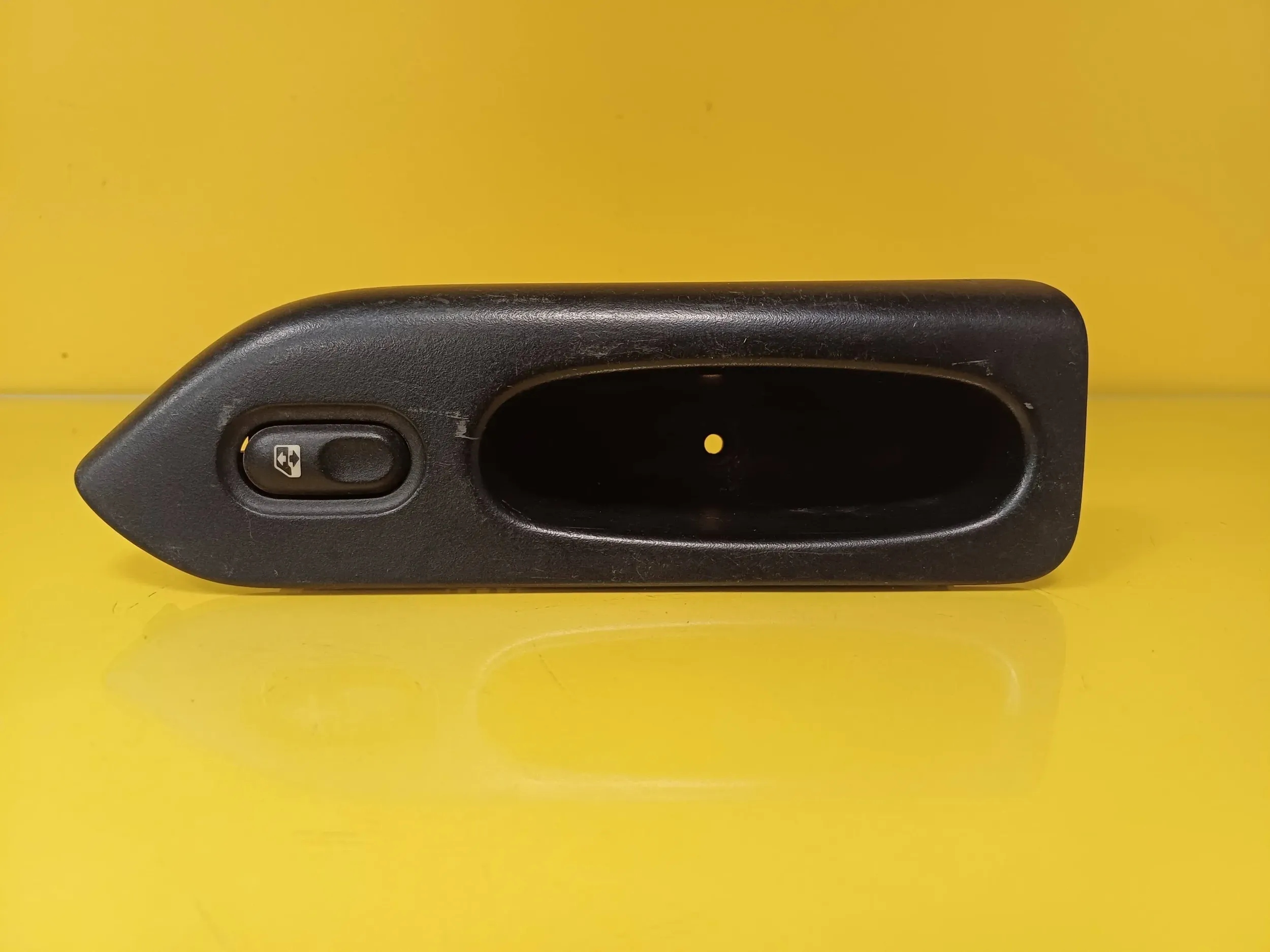 Bouton PANEL Vitre RENAULT LAGUNA et KOMBI 7701672450E NR643