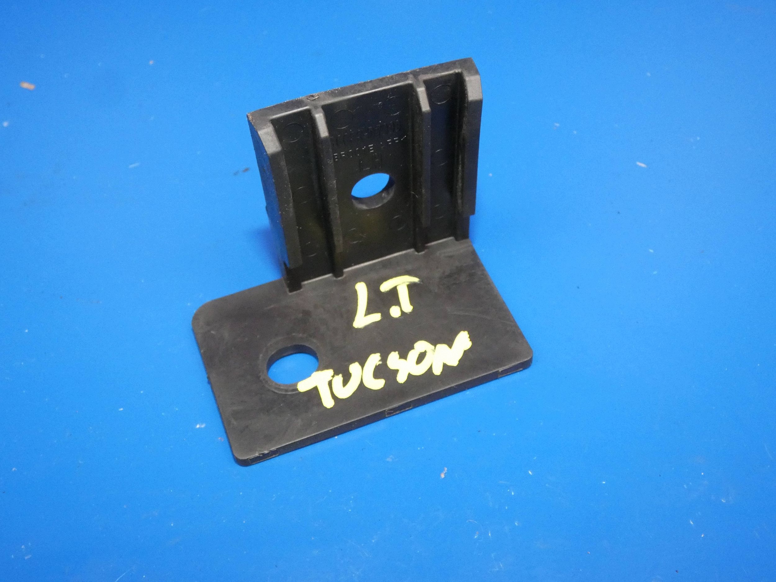 HYUNDAI TUCSON III support holder bracket of a bumper left rear part