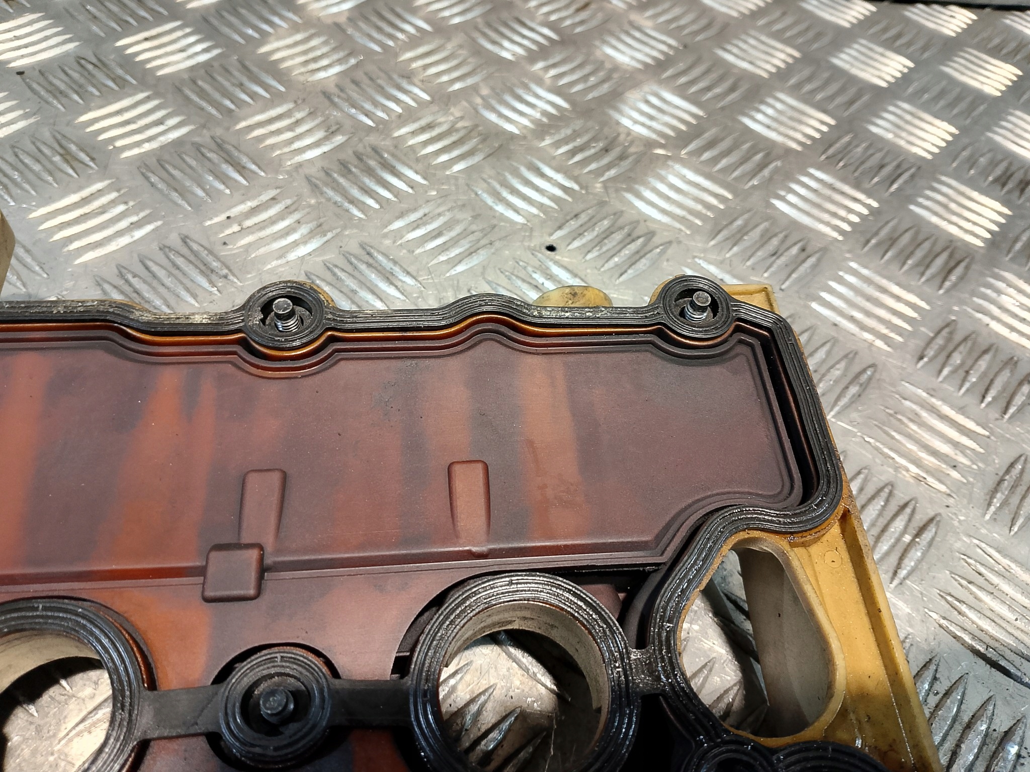 Abdeckung der Ventile AUDI A6 C6 3.2 V6 06E103472L