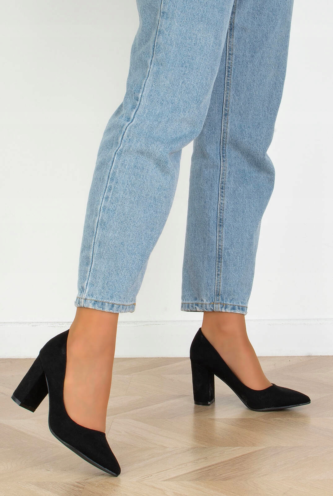 CZÓŁENKA NA SŁUPKU W SZPIC CZARNE ZAMSZOWE 38 Wzór dominujący bez wzoru