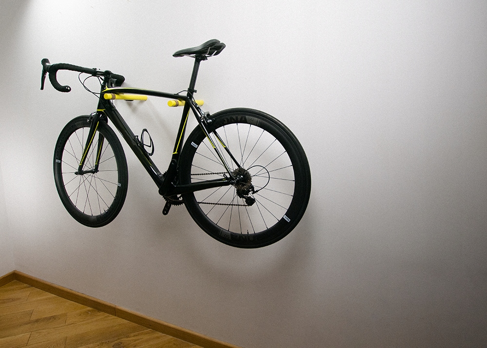 STOOK - drewniany wieszak ścienny na rower czarny Model drewniany