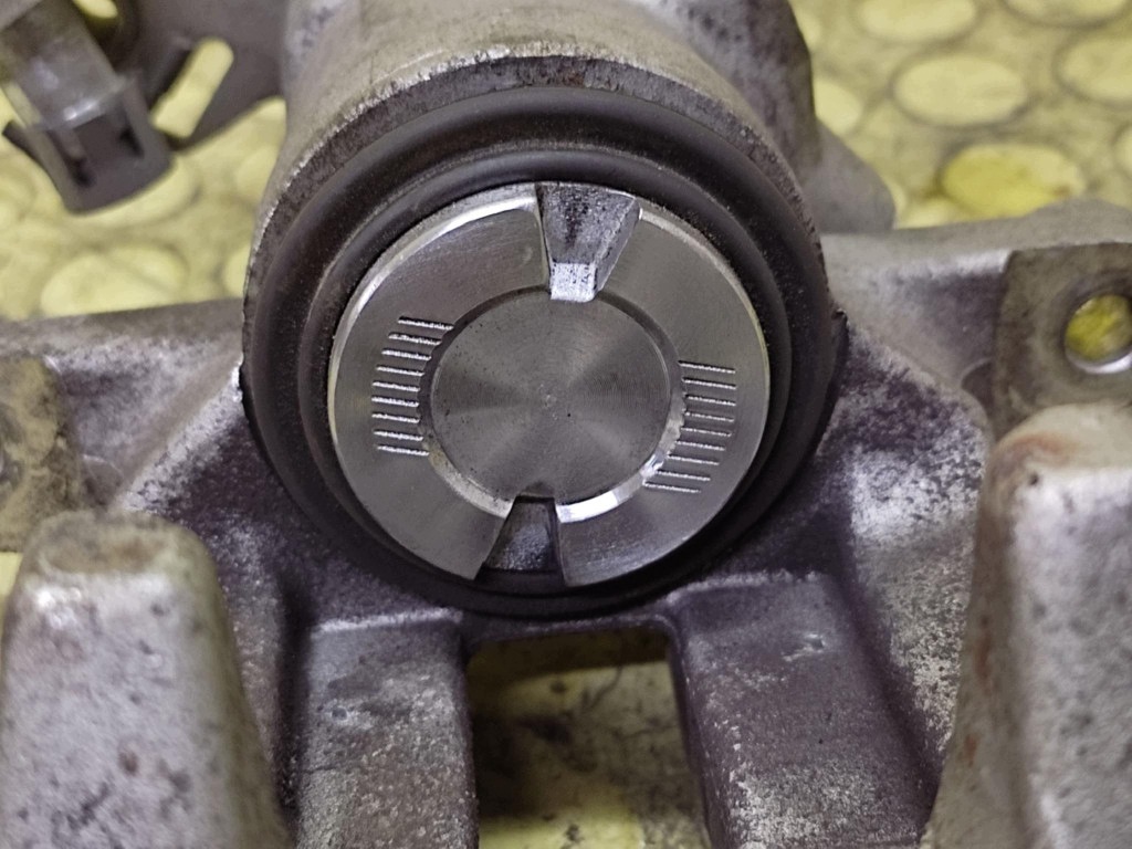 PEUGEOT 307 caliper brake left rear part