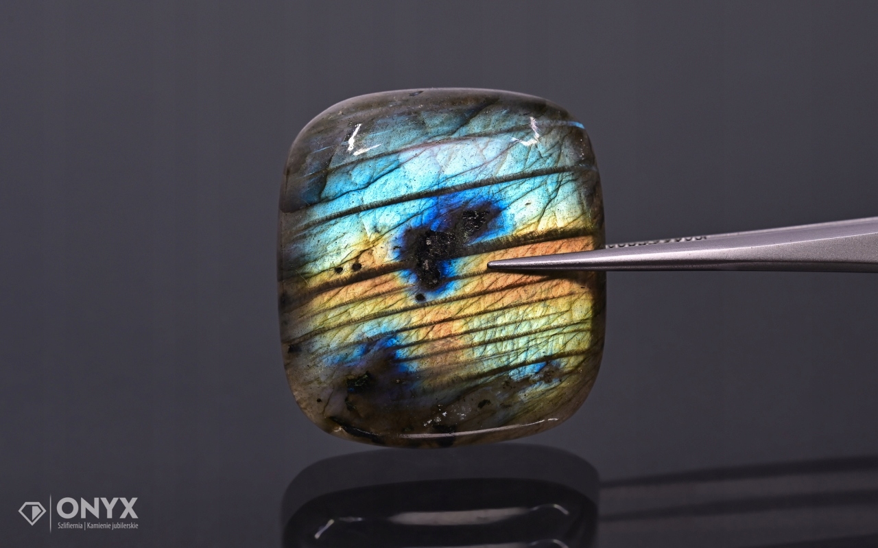 Labradorit kabošon cushion 29,5x27 mm